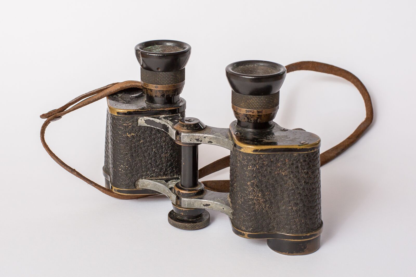 Canon EF 50mm F1.4 USM sample photo. Binoculars, old, distant photography