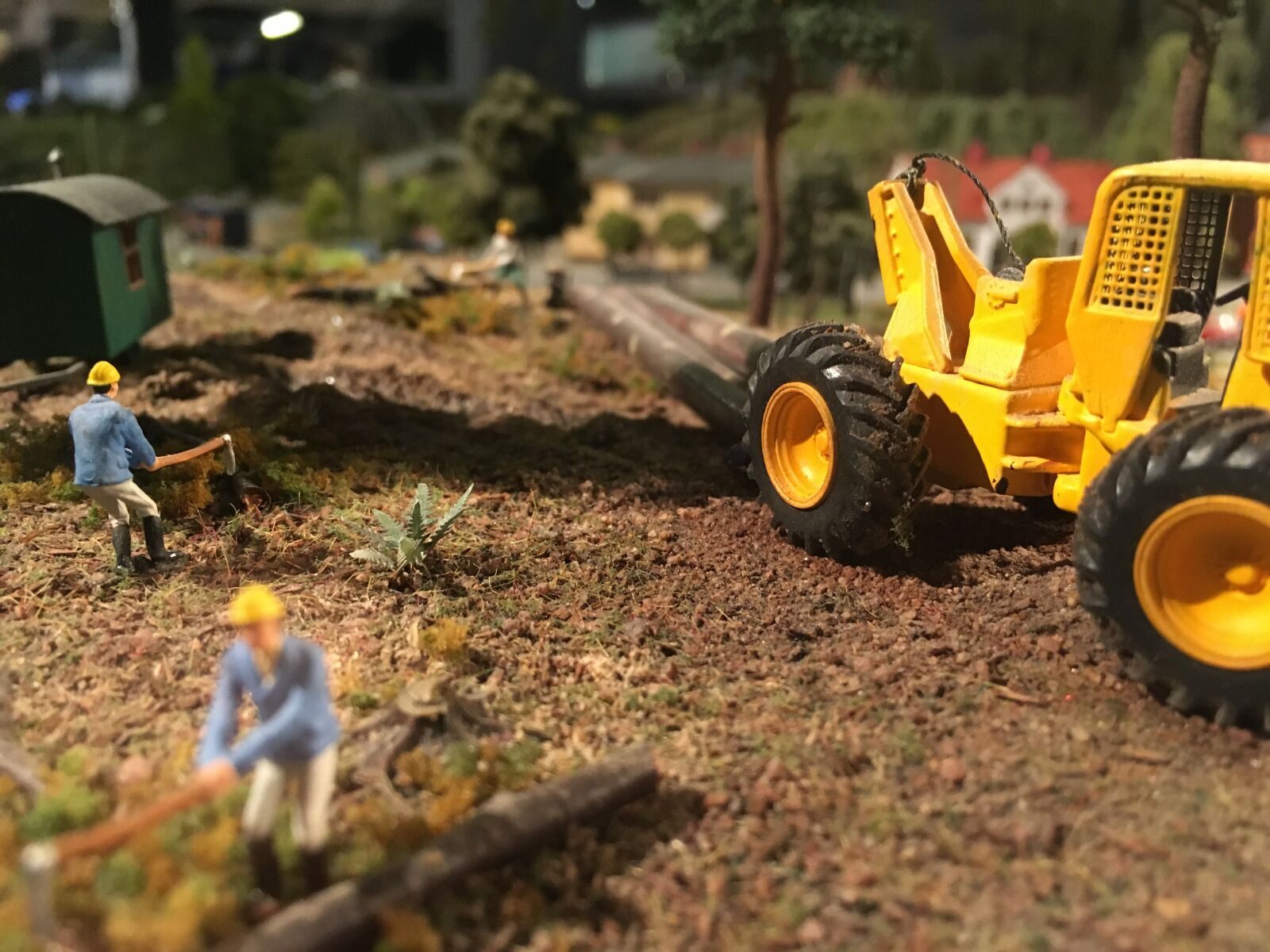iPhone SE back camera 4.15mm f/2.2 sample photo. Tractor, miniature, miniatyrvärld photography