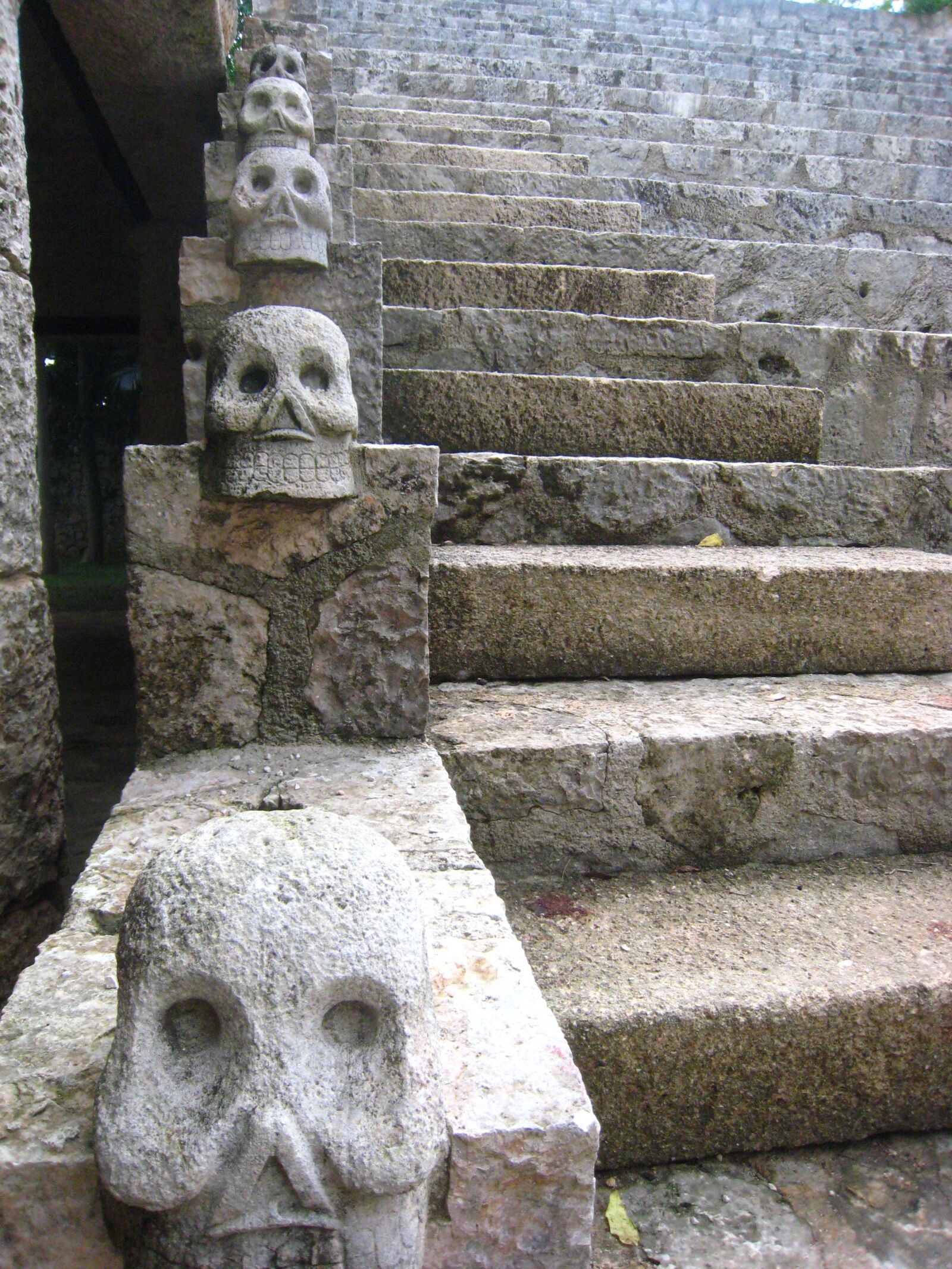 Canon POWERSHOT SD800 IS sample photo. Rock, stairs, skulls, temple photography
