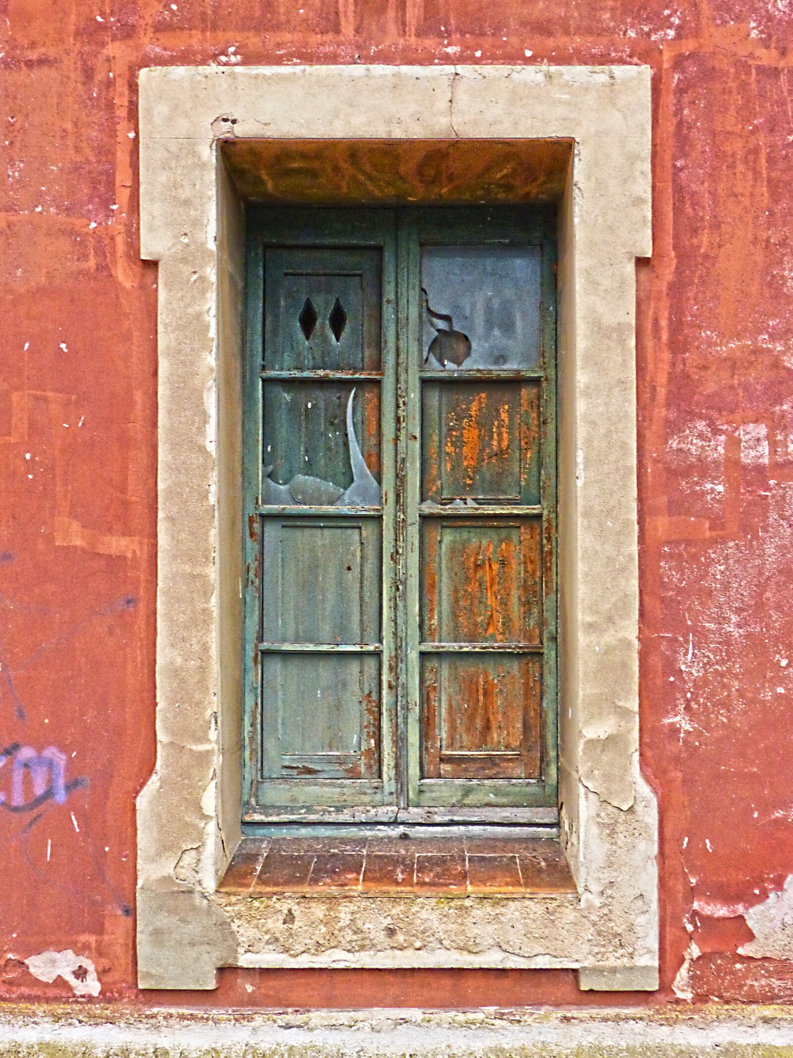 Panasonic DMC-FZ62 sample photo. Window, old, peeling paint photography