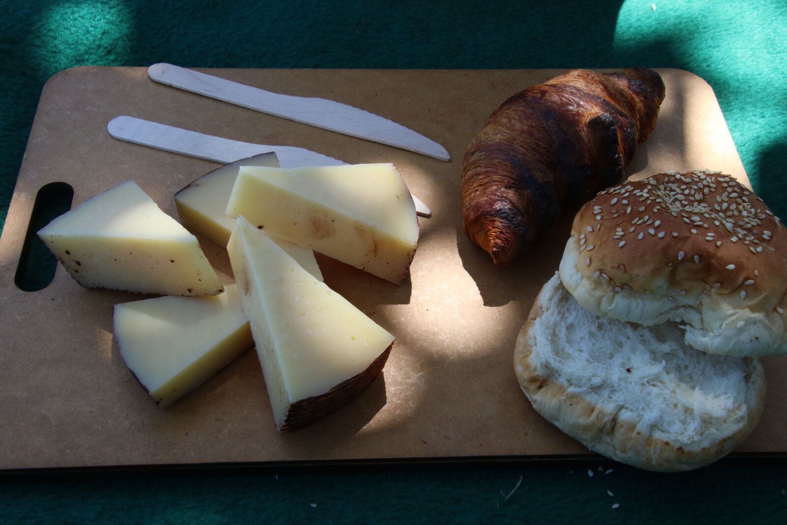 Canon EOS 7D Mark II sample photo. Blanket, bread, cheese, eat photography