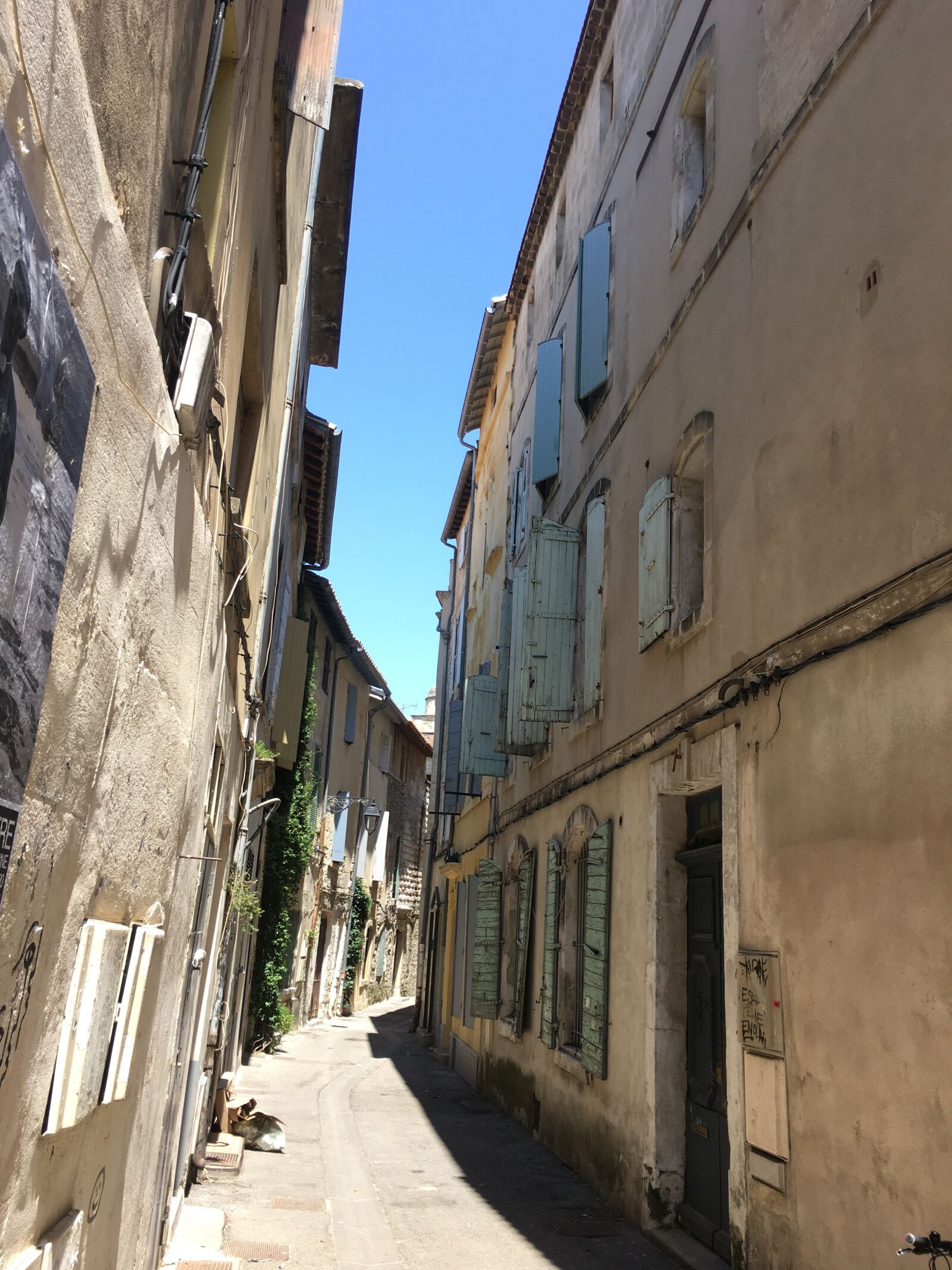iPhone 6s Plus back camera 4.15mm f/2.2 sample photo. Provence, arles, city photography