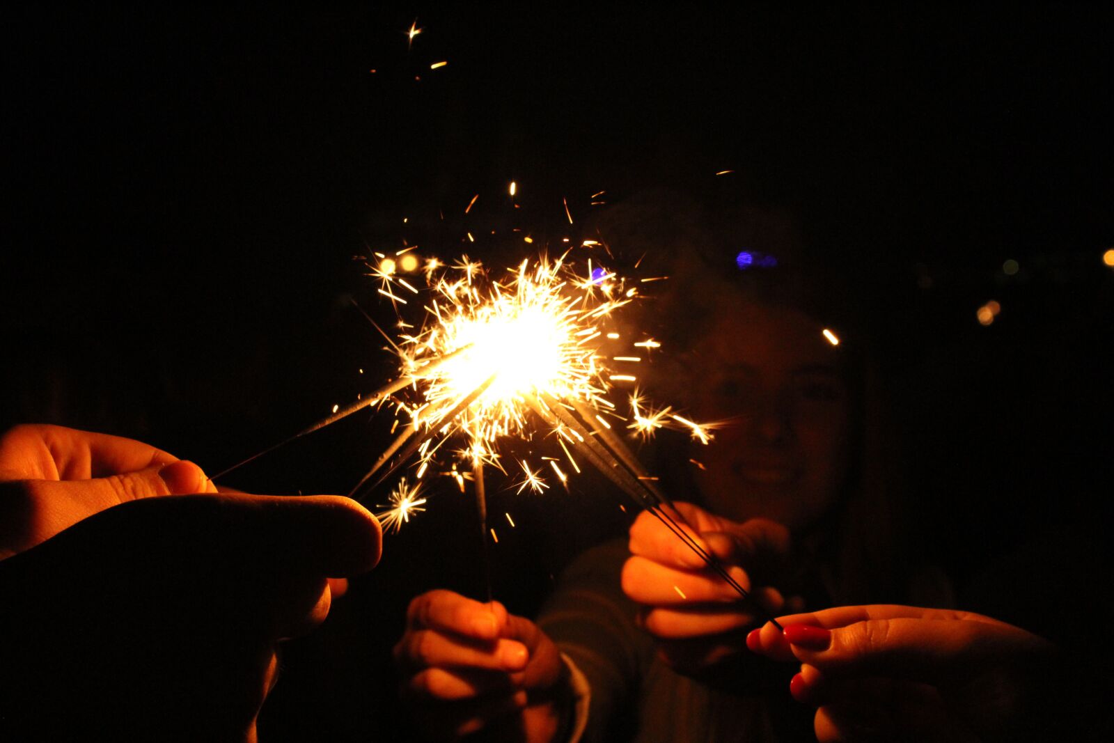 Canon EOS 1300D (EOS Rebel T6 / EOS Kiss X80) sample photo. Radio, sparklers, hot photography