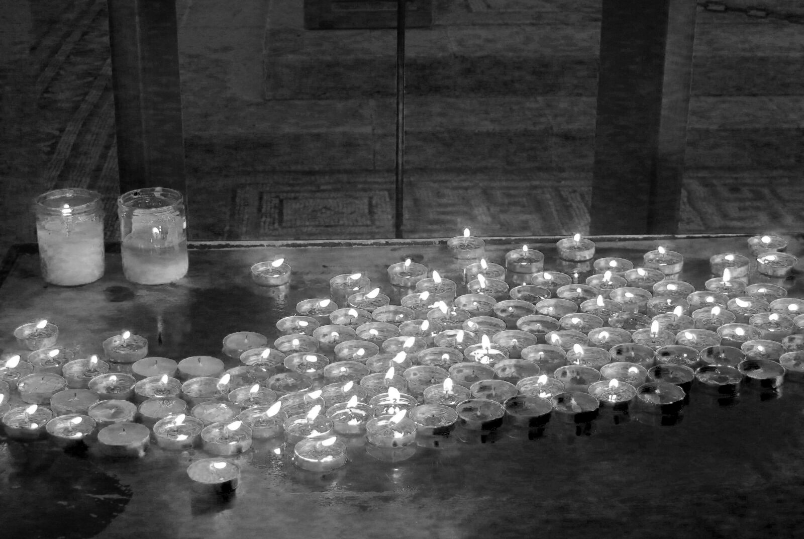 Canon PowerShot ELPH 330 HS (IXUS 255 HS / IXY 610F) sample photo. Candles, worship, mourn photography