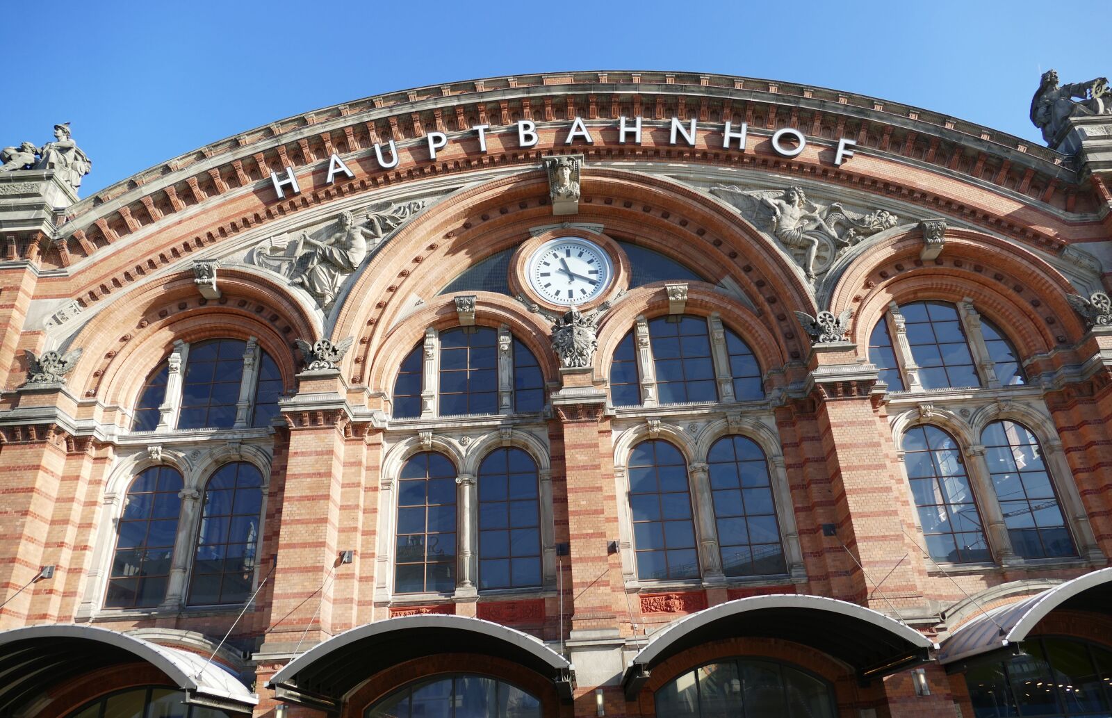 Panasonic Lumix DMC-FZ1000 sample photo. Bremen, railway station, railway photography