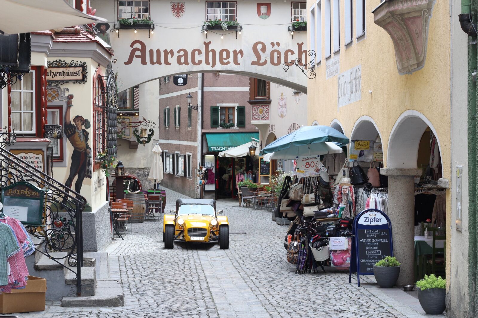 Canon EOS 600D (Rebel EOS T3i / EOS Kiss X5) + Canon EF 50mm F1.8 STM sample photo. Kufstein, alley, historic center photography
