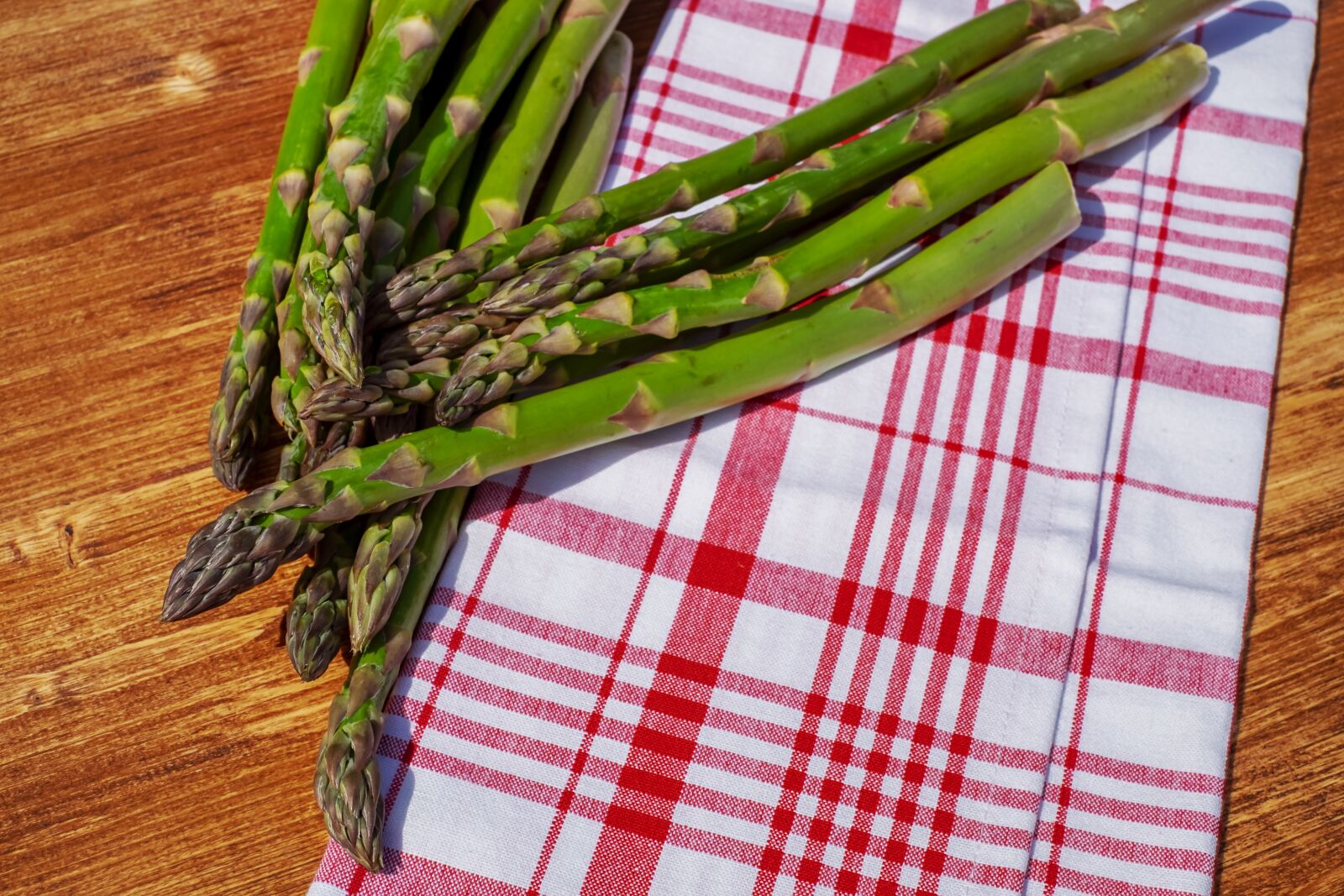 Fujifilm X-T10 + Fujifilm XF 35mm F1.4 R sample photo. Asparagus, green asparagus, vegetables photography