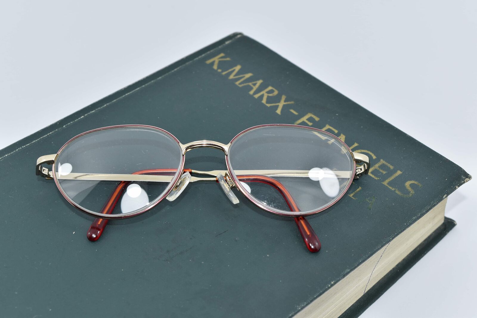 Nikon D5500 sample photo. Book, english, eyeglasses, literature photography