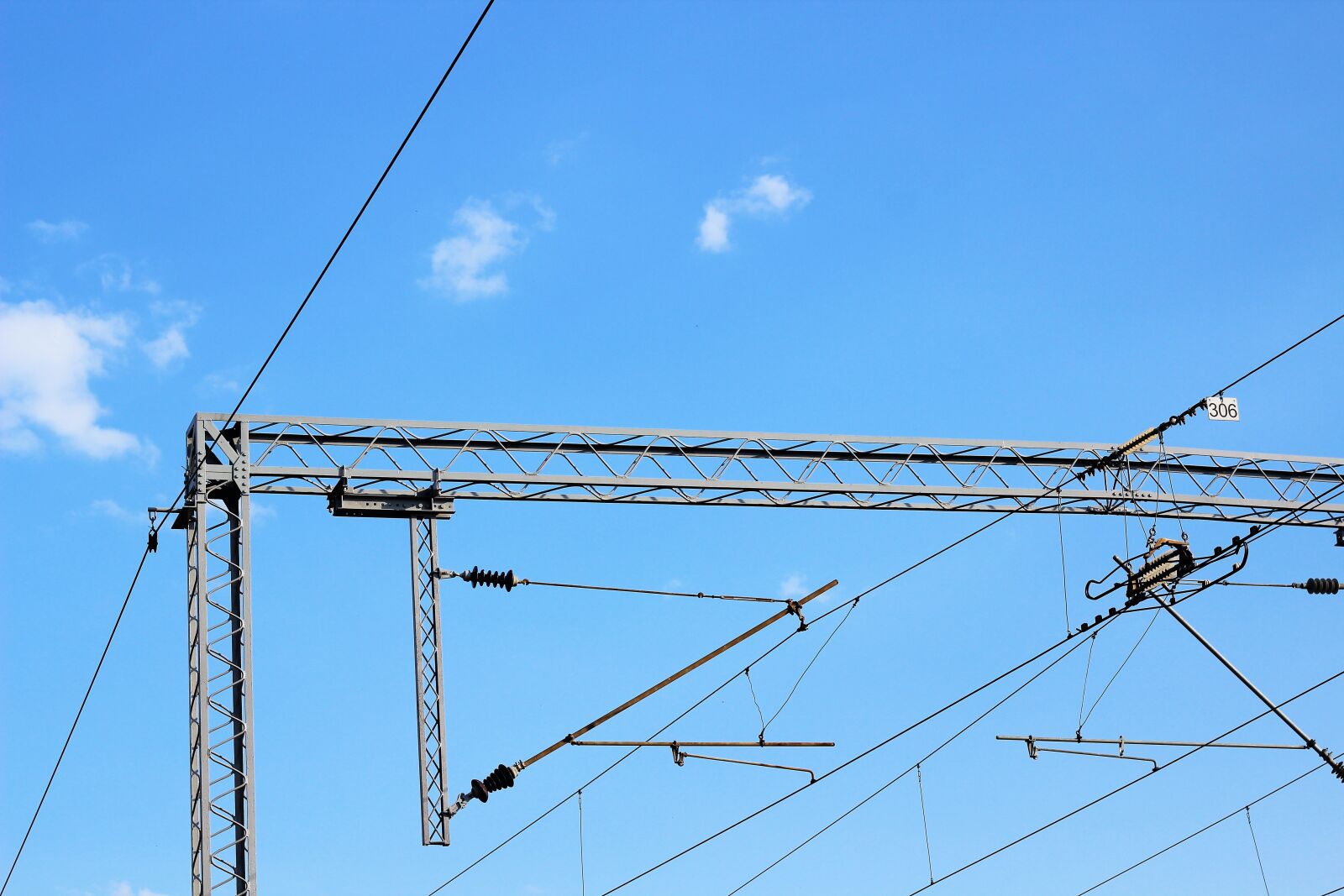Canon EOS 600D (Rebel EOS T3i / EOS Kiss X5) + Canon EF 50mm F1.8 II sample photo. Railway, train, electricity photography