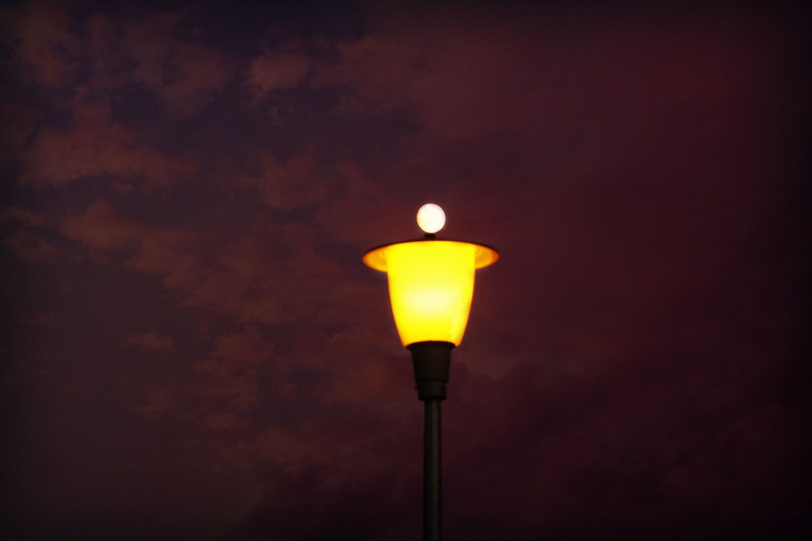 Canon EOS 700D (EOS Rebel T5i / EOS Kiss X7i) + Canon EF 85mm F1.8 USM sample photo. Full moon, street light photography