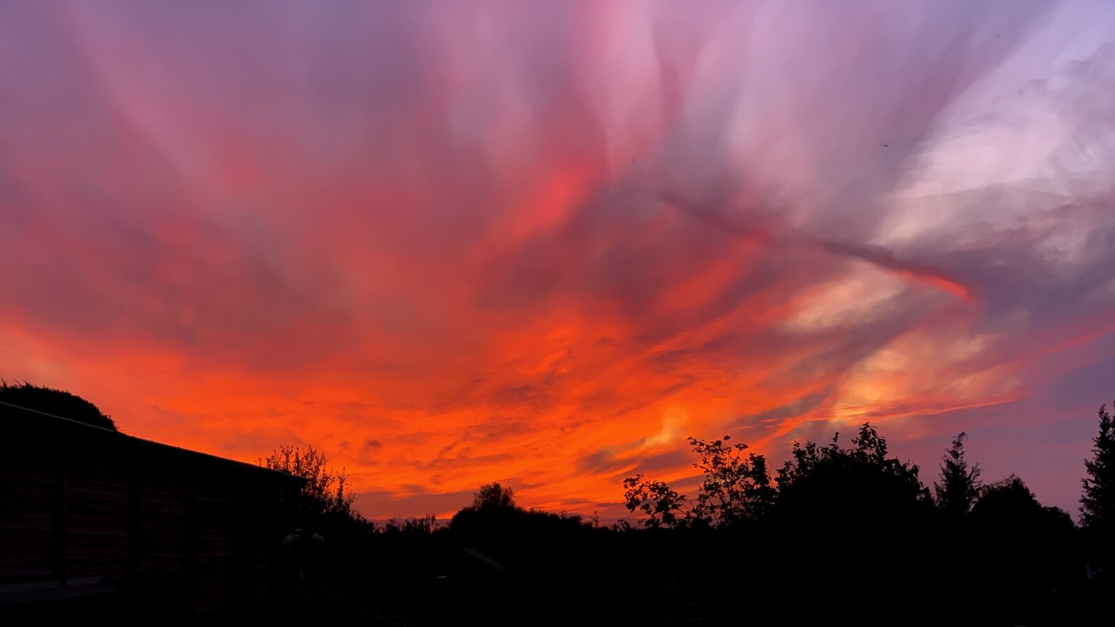 iPhone XS back dual camera 6mm f/2.4 sample photo. Afterglow, evening sun, romantic photography