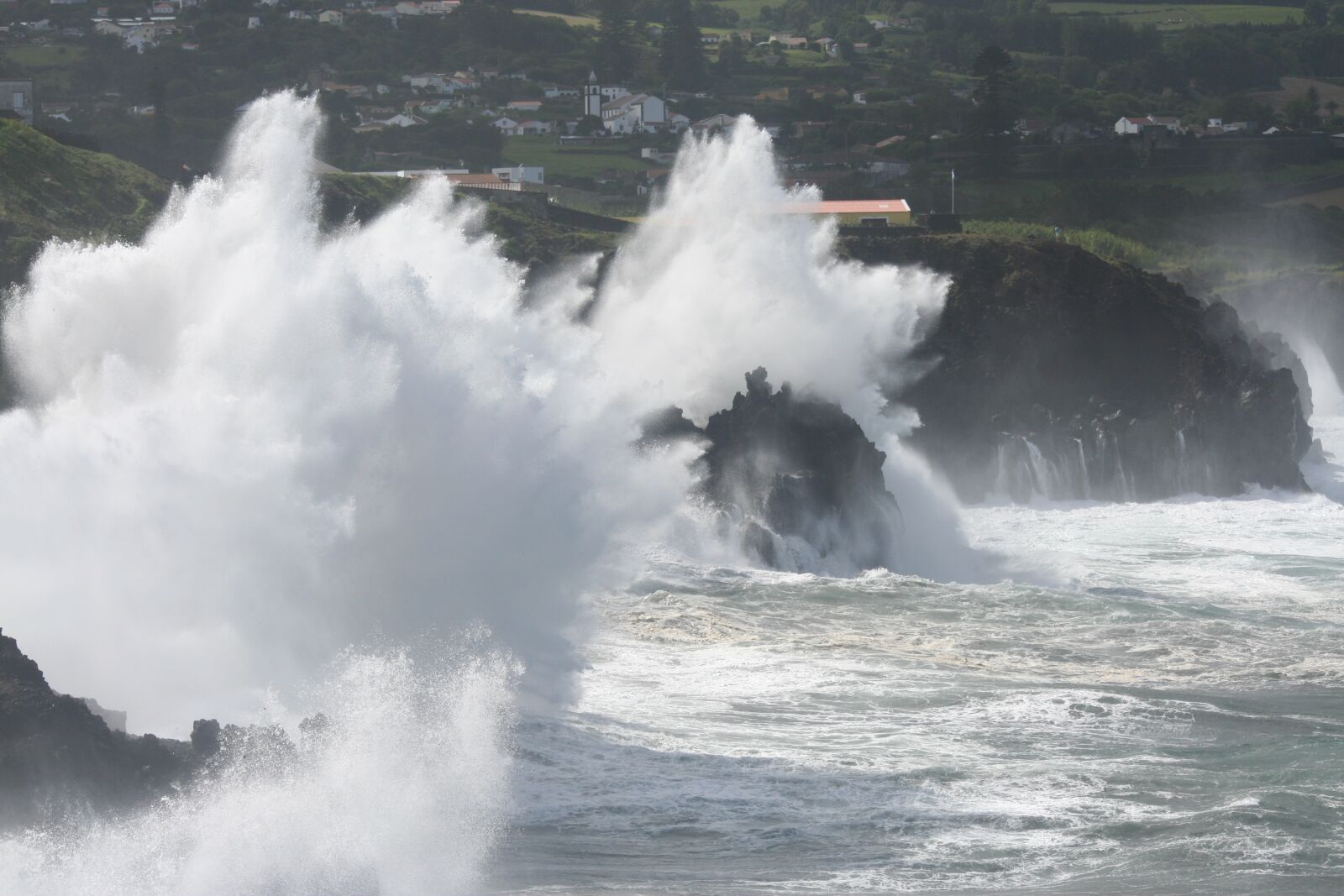 Canon EOS 350D (EOS Digital Rebel XT / EOS Kiss Digital N) sample photo. Sea storm, waves, rocks photography