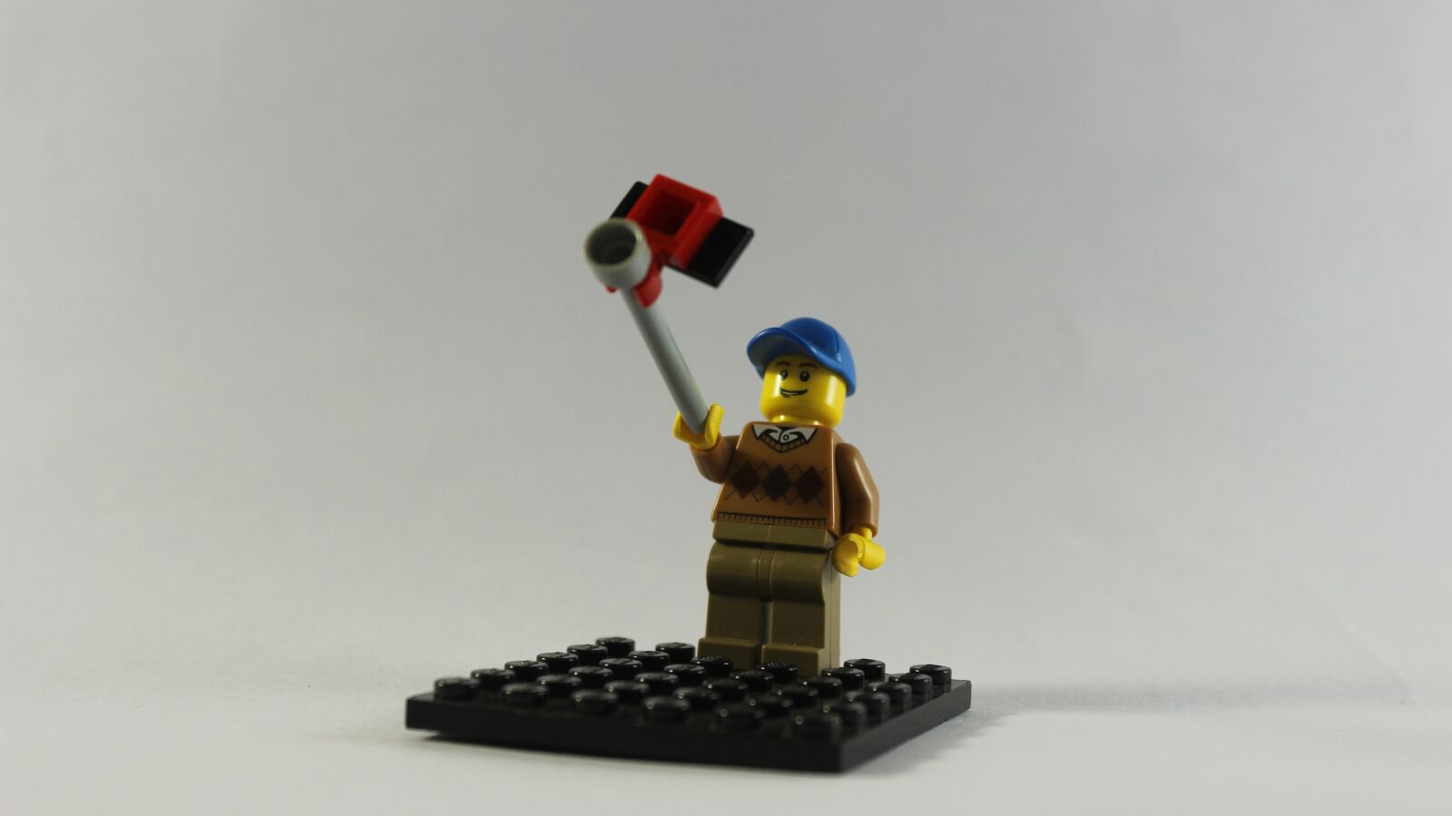 Canon EOS 600D (Rebel EOS T3i / EOS Kiss X5) sample photo. Lego mini figure, selfie photography