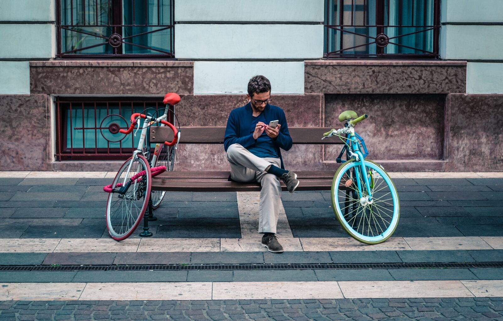 Nikon D610 sample photo. Man, smartphone, sitting photography