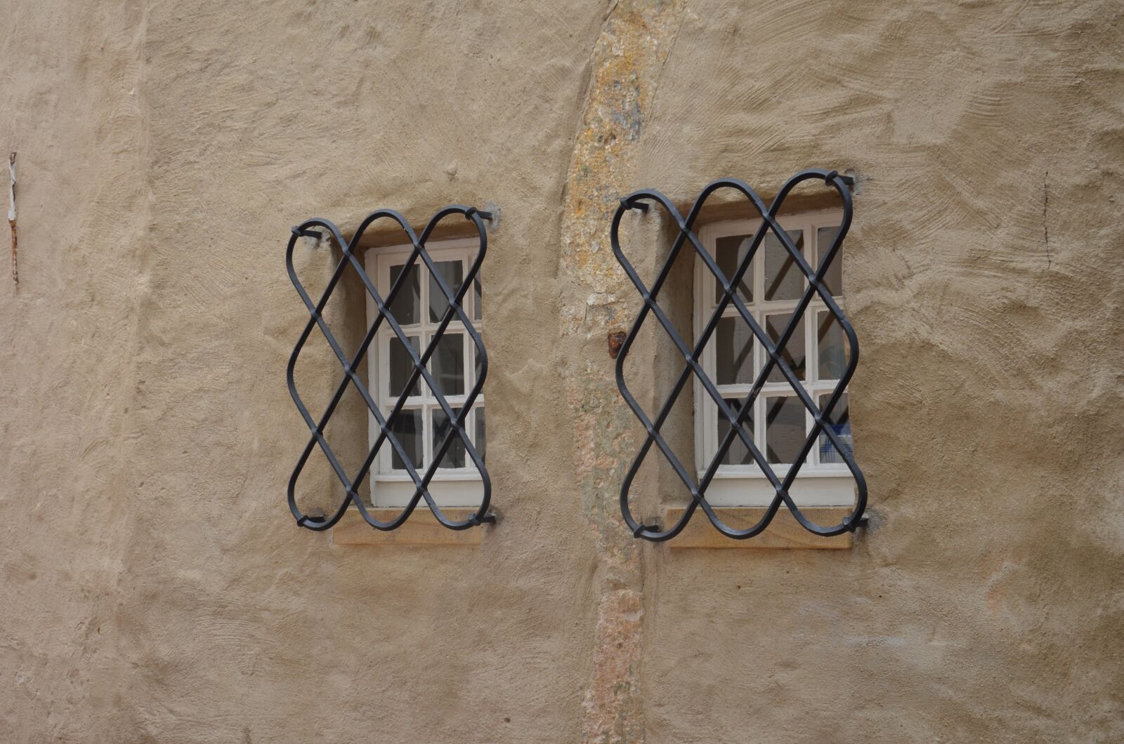 Nikon D5100 sample photo. Window, grid, wall photography