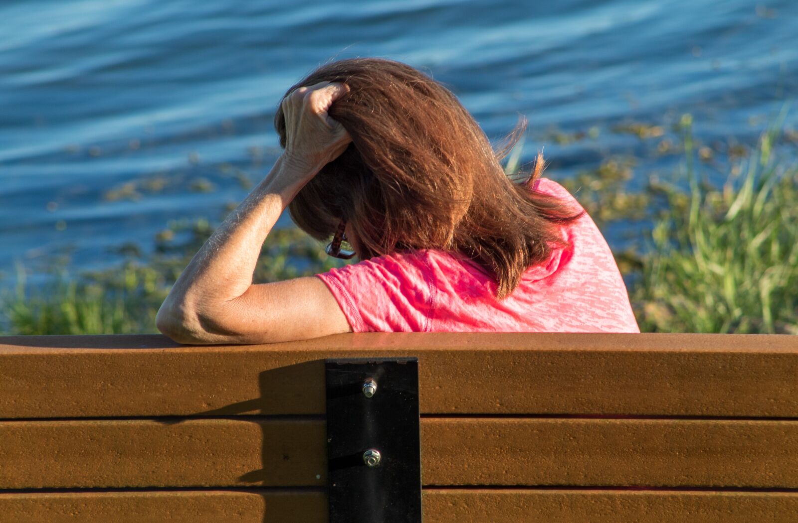 Canon EOS 1300D (EOS Rebel T6 / EOS Kiss X80) + Canon EF75-300mm f/4-5.6 sample photo. Woman, thinking, bench photography