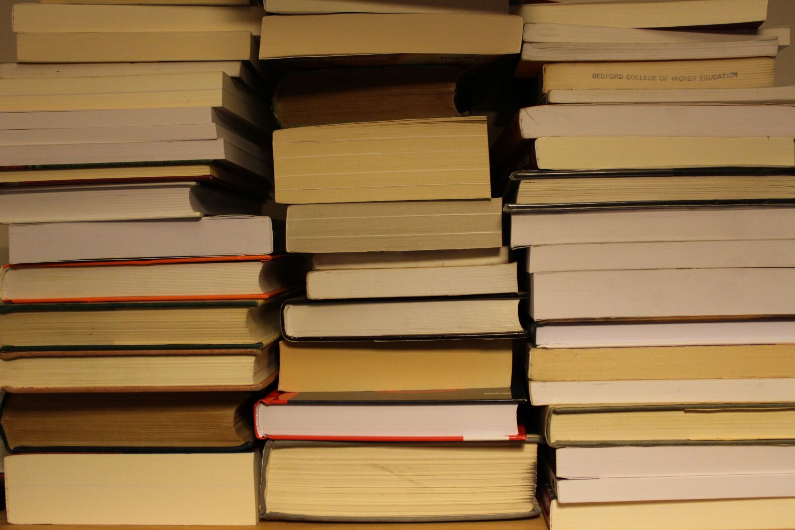 Canon EOS 100D (EOS Rebel SL1 / EOS Kiss X7) sample photo. Books, bookshop, reading photography