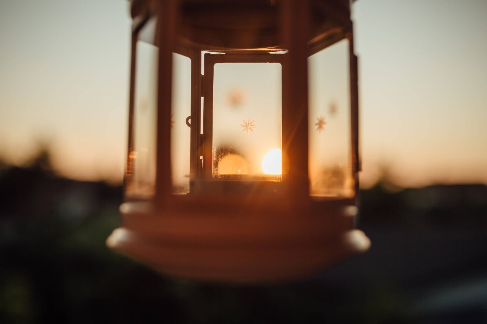 Sigma 35mm F1.4 DG HSM Art sample photo. Close-up, lamp, sunlight, sunny photography