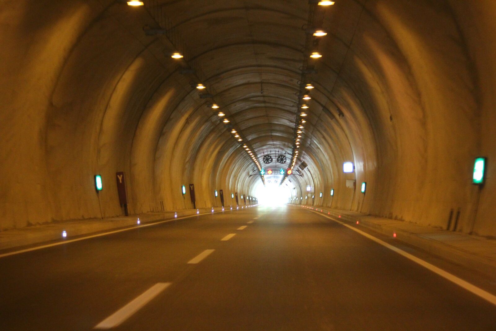 Canon EOS 600D (Rebel EOS T3i / EOS Kiss X5) sample photo. Road, tunnel, trip photography