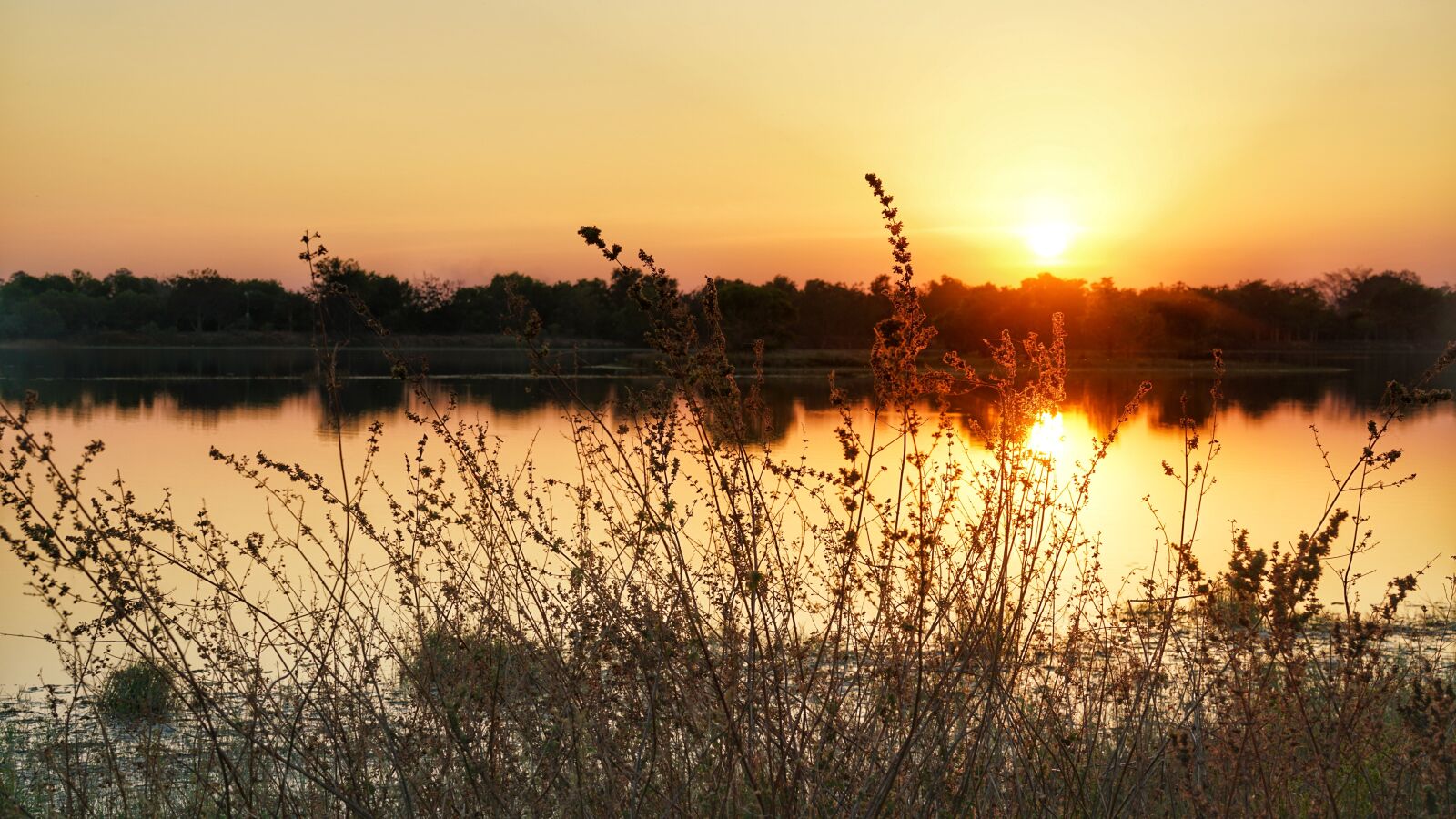 Sony FE 70-300mm F4.5-5.6 G OSS sample photo. Evening, lake, sunset photography