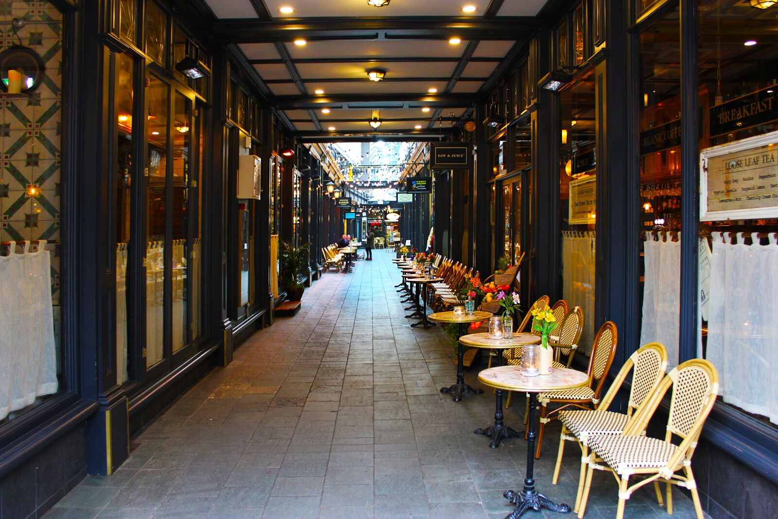 Canon EOS 550D (EOS Rebel T2i / EOS Kiss X4) sample photo. Arcade walkway, passage, alleyway photography