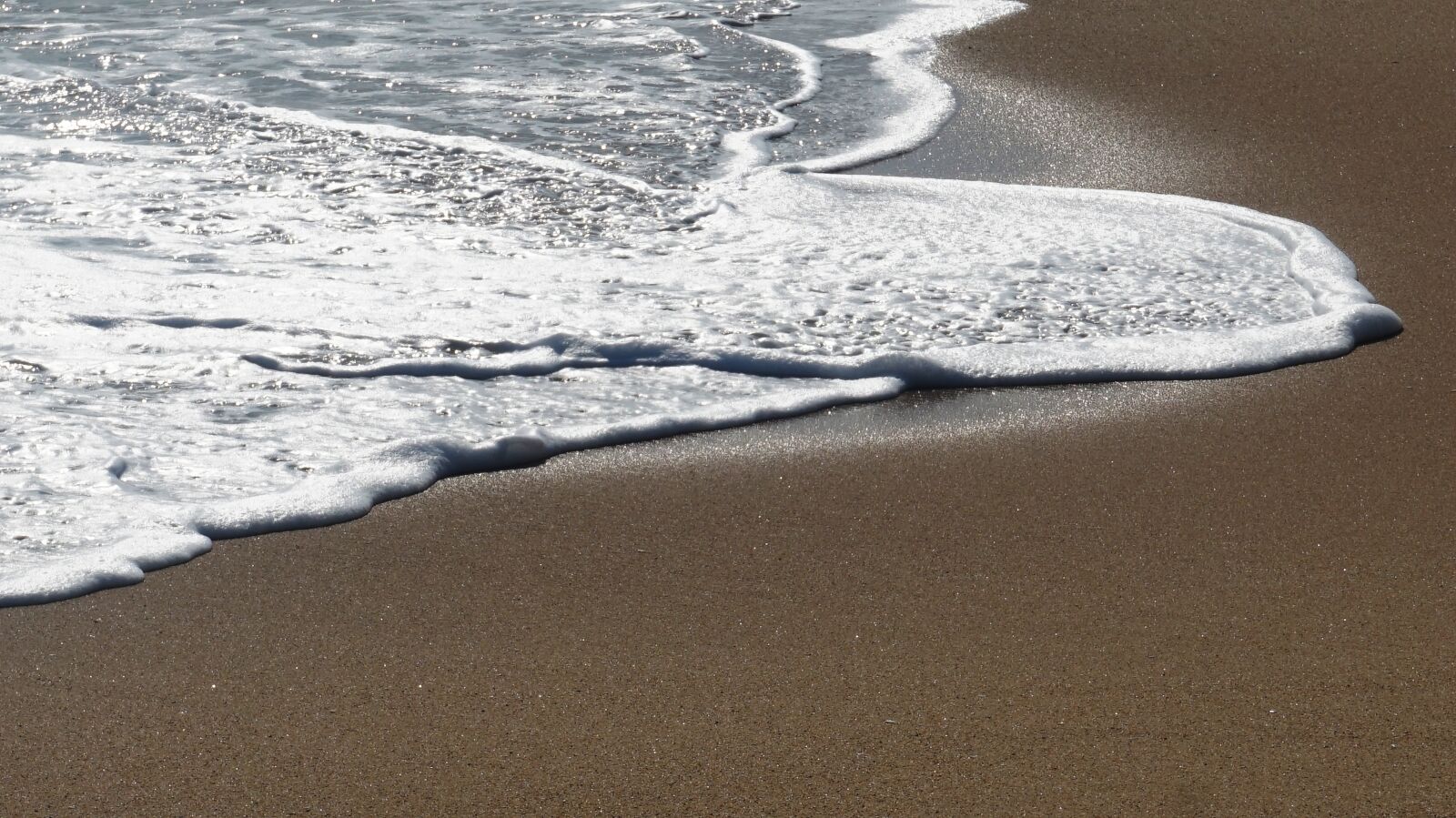 Sony Alpha a5000 (ILCE 5000) sample photo. Waves, gangneung, sand photography