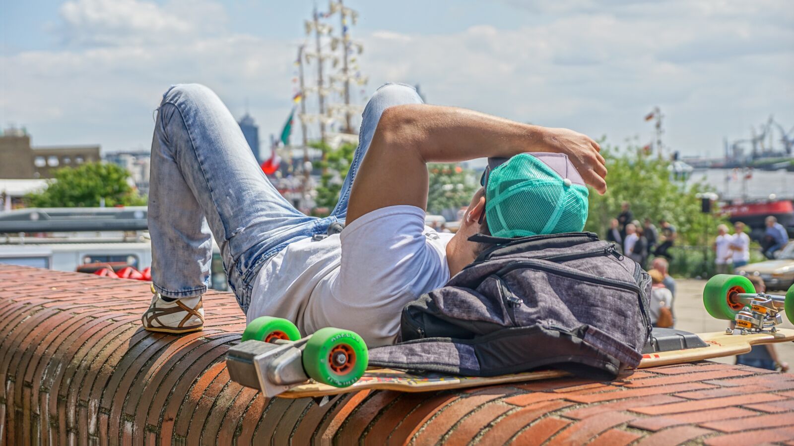 Sony DT 18-135mm F3.5-5.6 SAM sample photo. Hamburg, boy, longboard photography