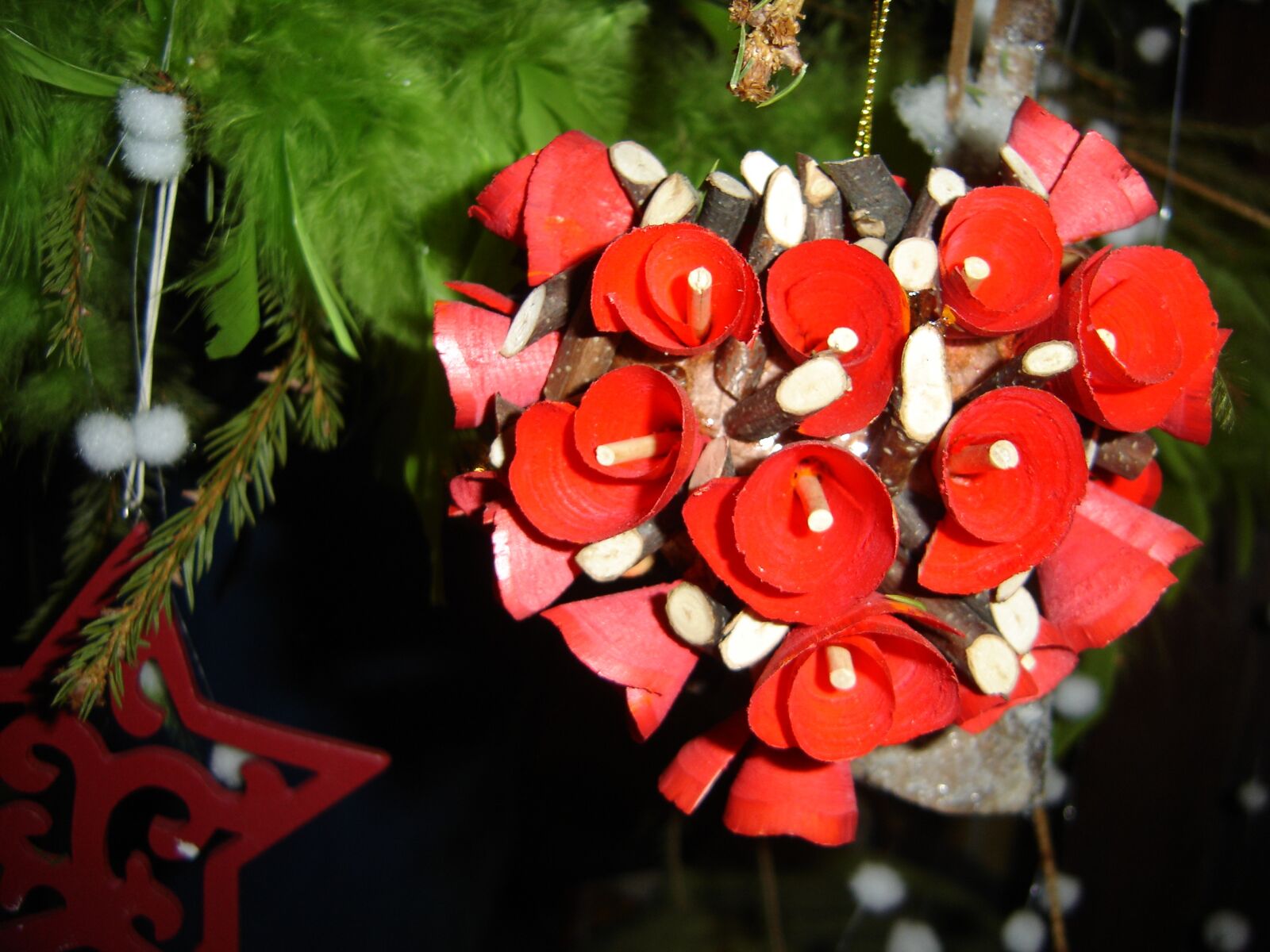 Sony DSC-P93 sample photo. Decoration, red, christmas photography