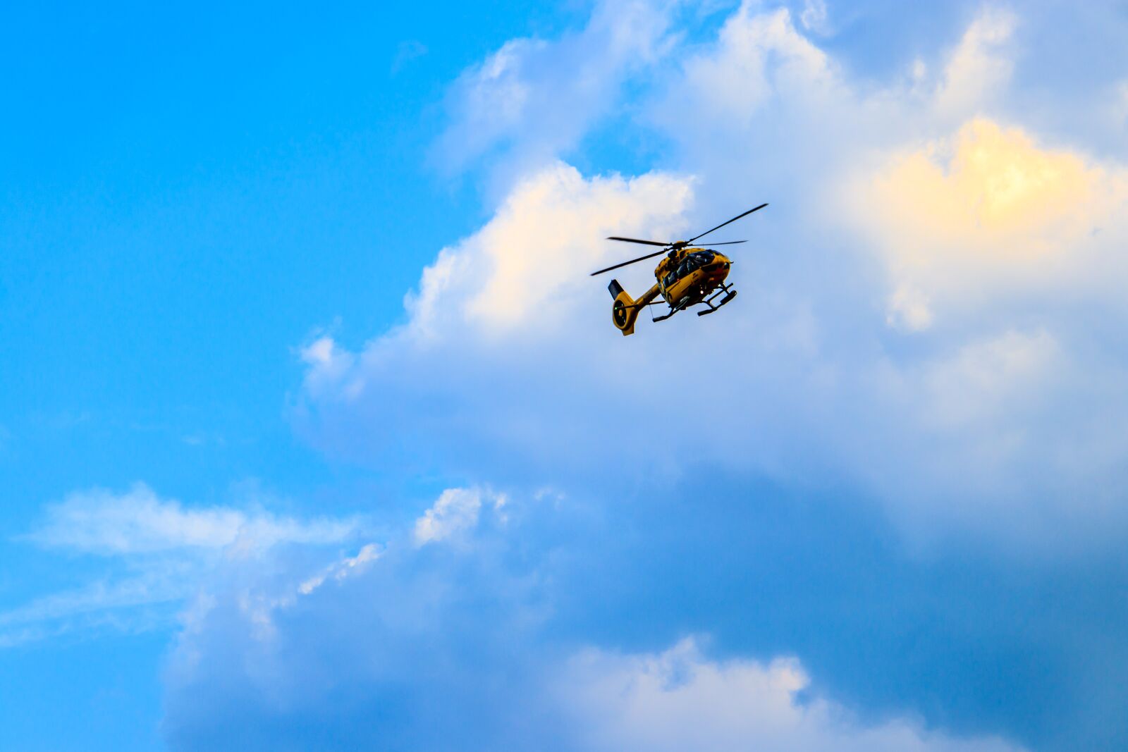 Canon EOS 800D (EOS Rebel T7i / EOS Kiss X9i) sample photo. Adac, helicopter, air rescue photography