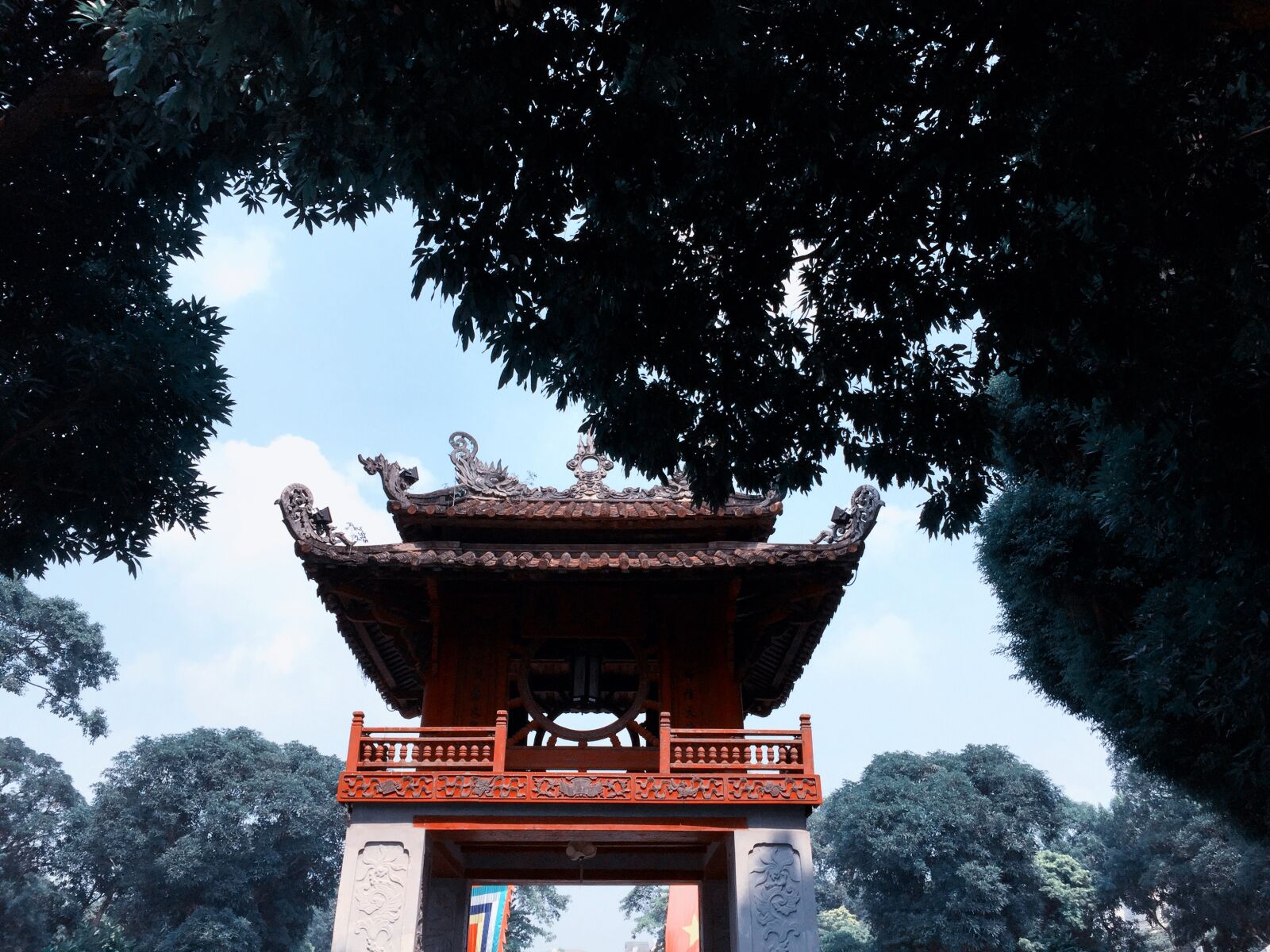 iPhone 6 back camera 4.15mm f/2.2 sample photo. Van mieu, game, retro photography