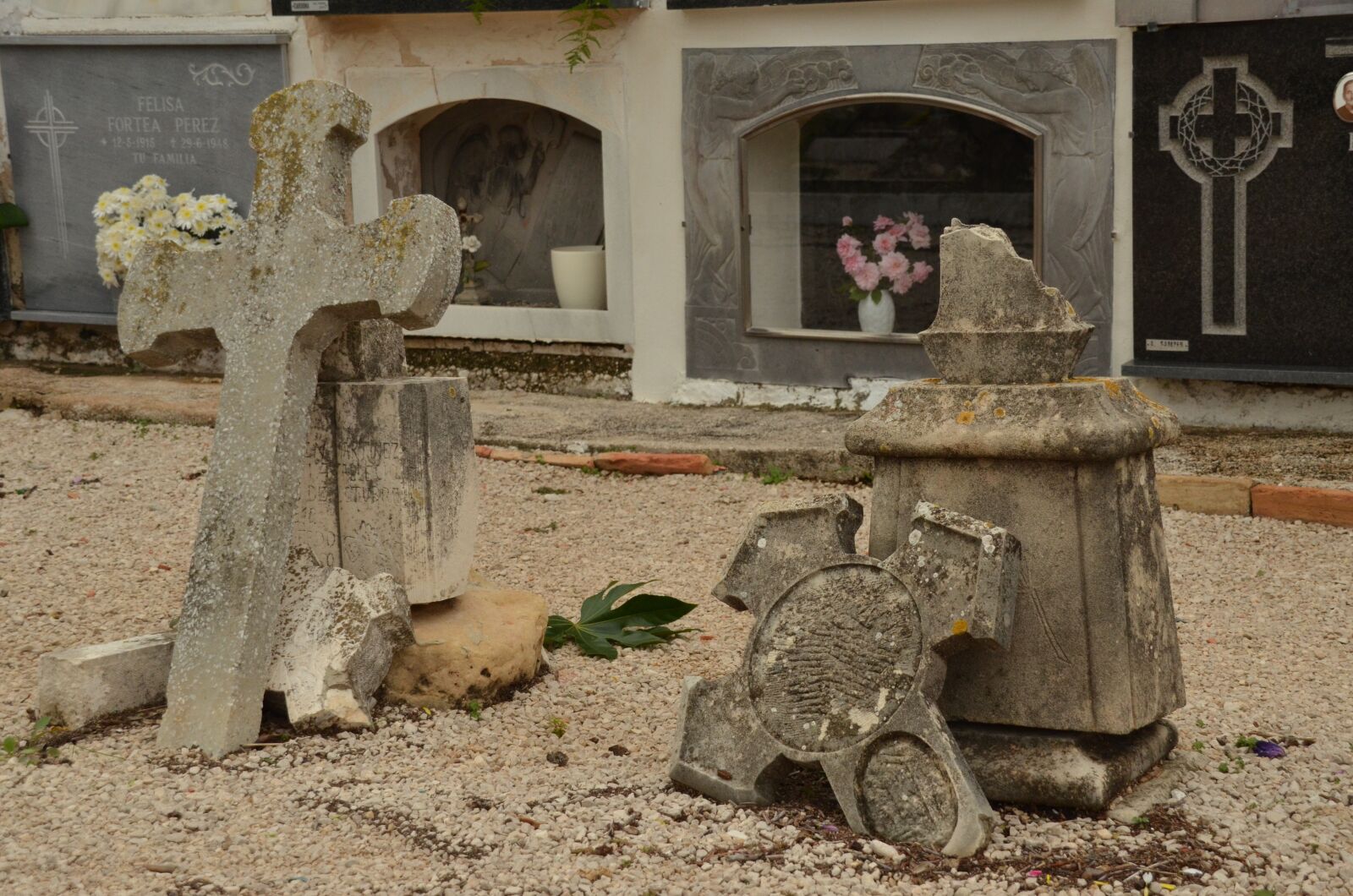 Nikon D7000 sample photo. Cemetery, cross, old photography