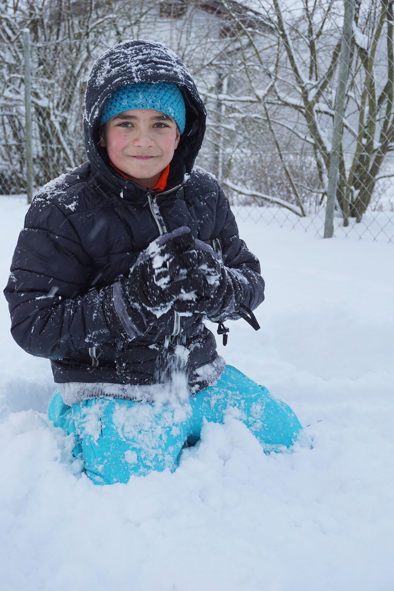 Sony a5100 sample photo. Boy, snow, snowball fight photography