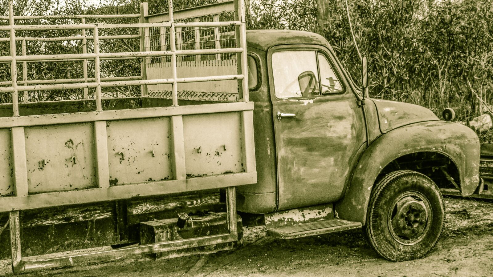 Canon PowerShot SX400 IS sample photo. Truck, old, vehicle photography