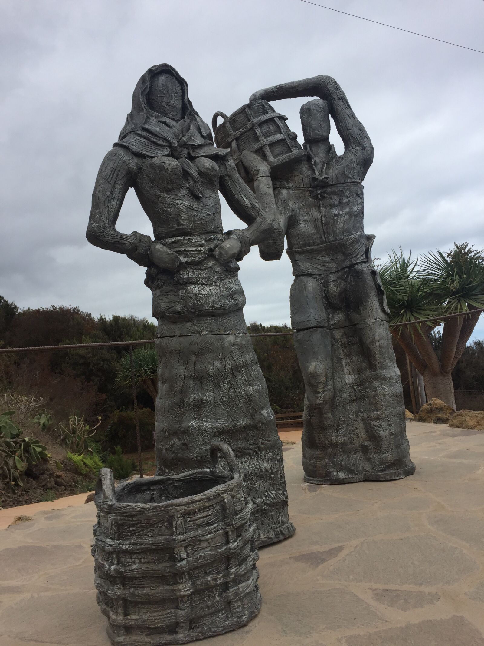 iPhone 6 back camera 4.15mm f/2.2 sample photo. Sculpture, workers, stone photography