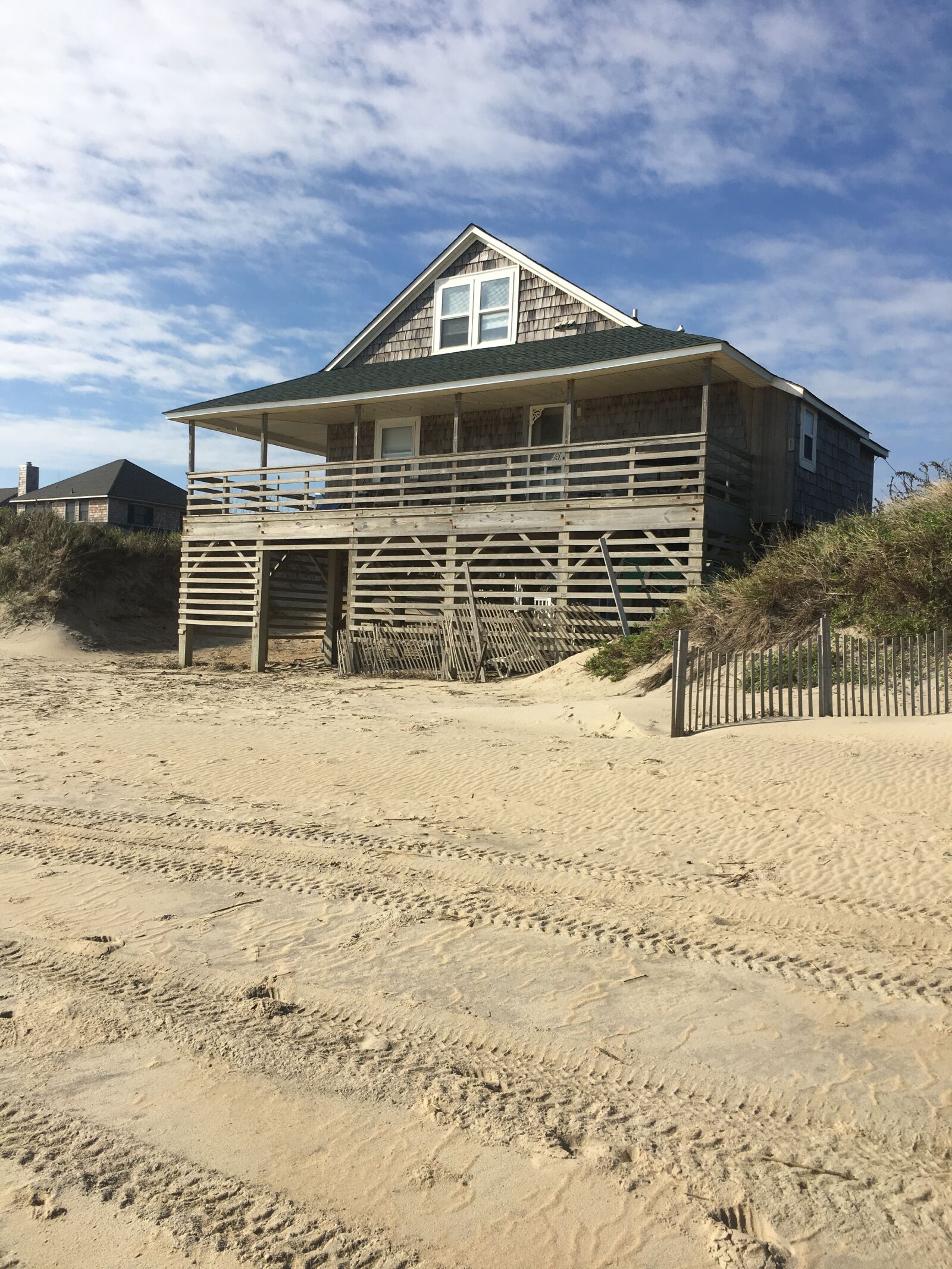 iPhone 6s back camera 4.15mm f/2.2 sample photo. Beach, beach, hut photography