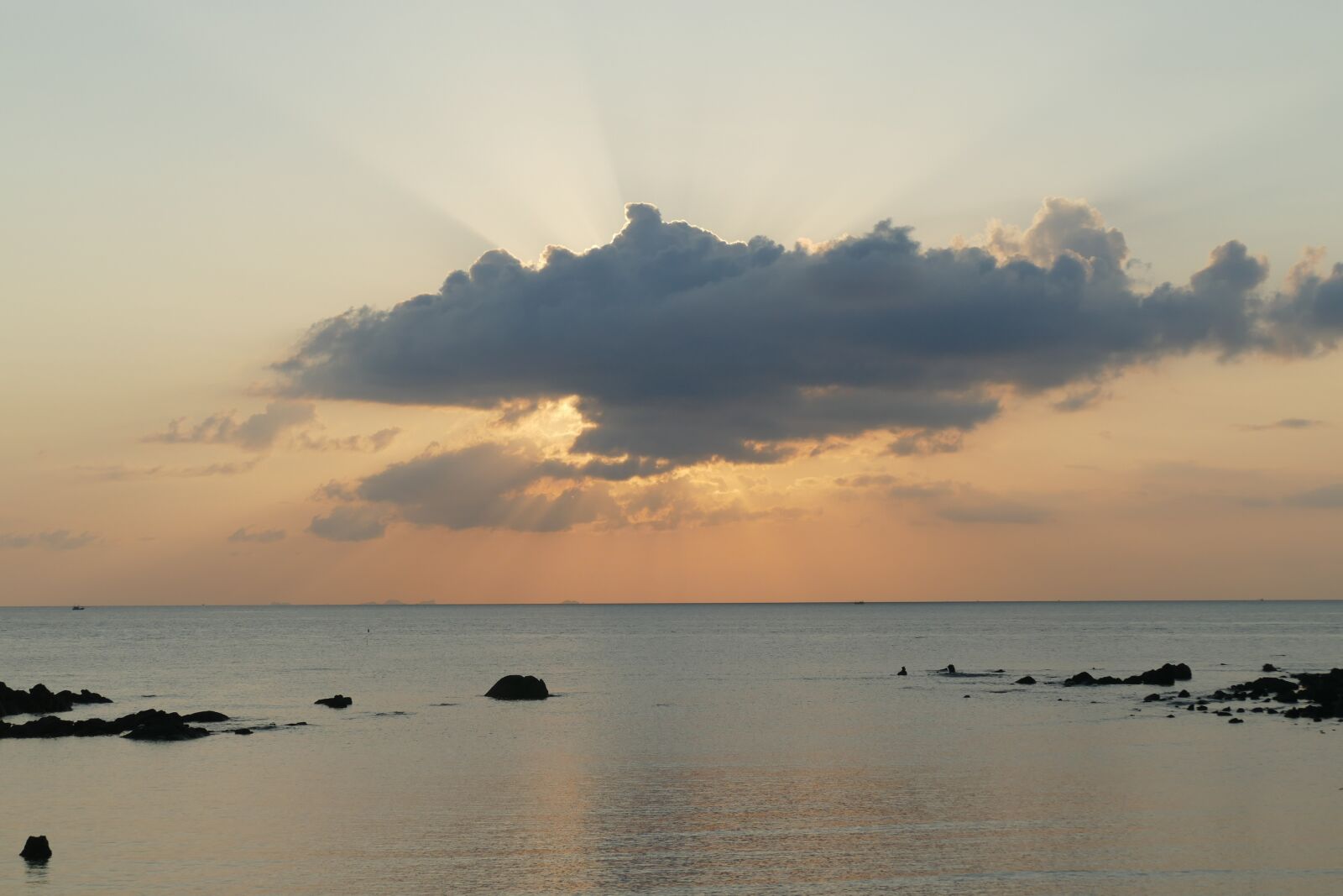 Panasonic Lumix DMC-FZ1000 sample photo. Waters, sunset, dawn photography