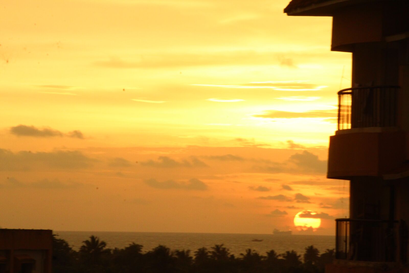 Canon EOS 1300D (EOS Rebel T6 / EOS Kiss X80) sample photo. Sunset, travel, natural photography