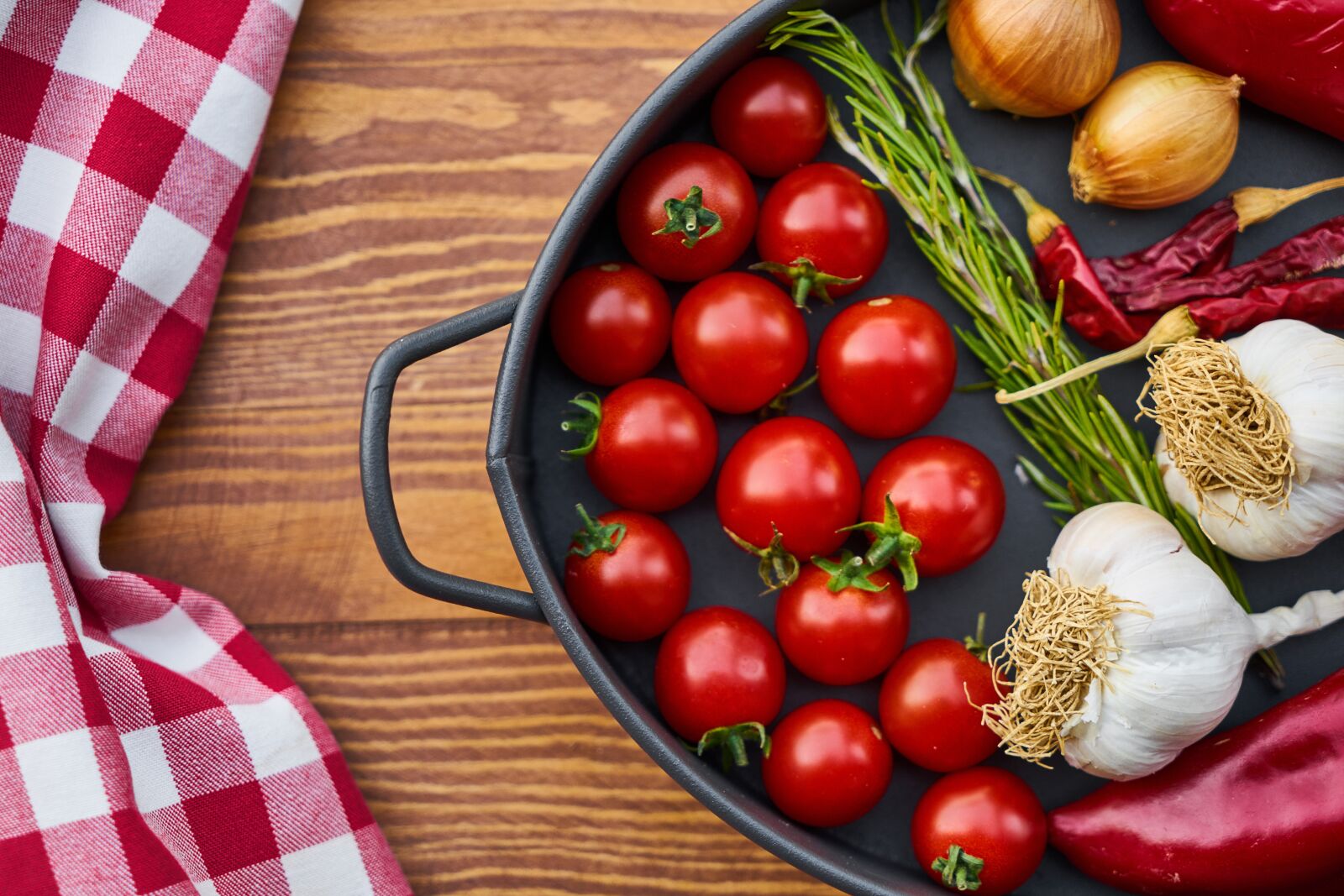Sony a7R II sample photo. Tomato, garlic, pepper photography
