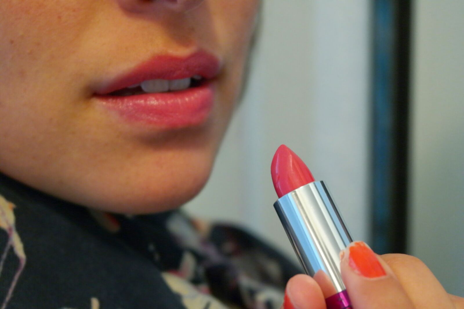 Samsung NX2000 sample photo. Woman, portrait, lipstick photography