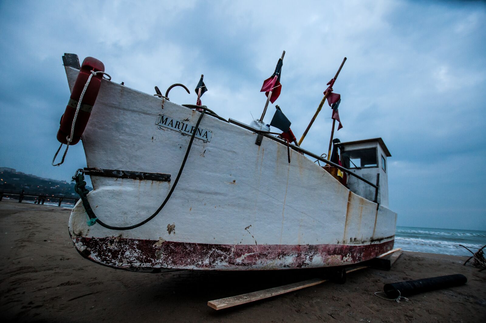 Nikon D5000 sample photo. Ship, sand, beach photography