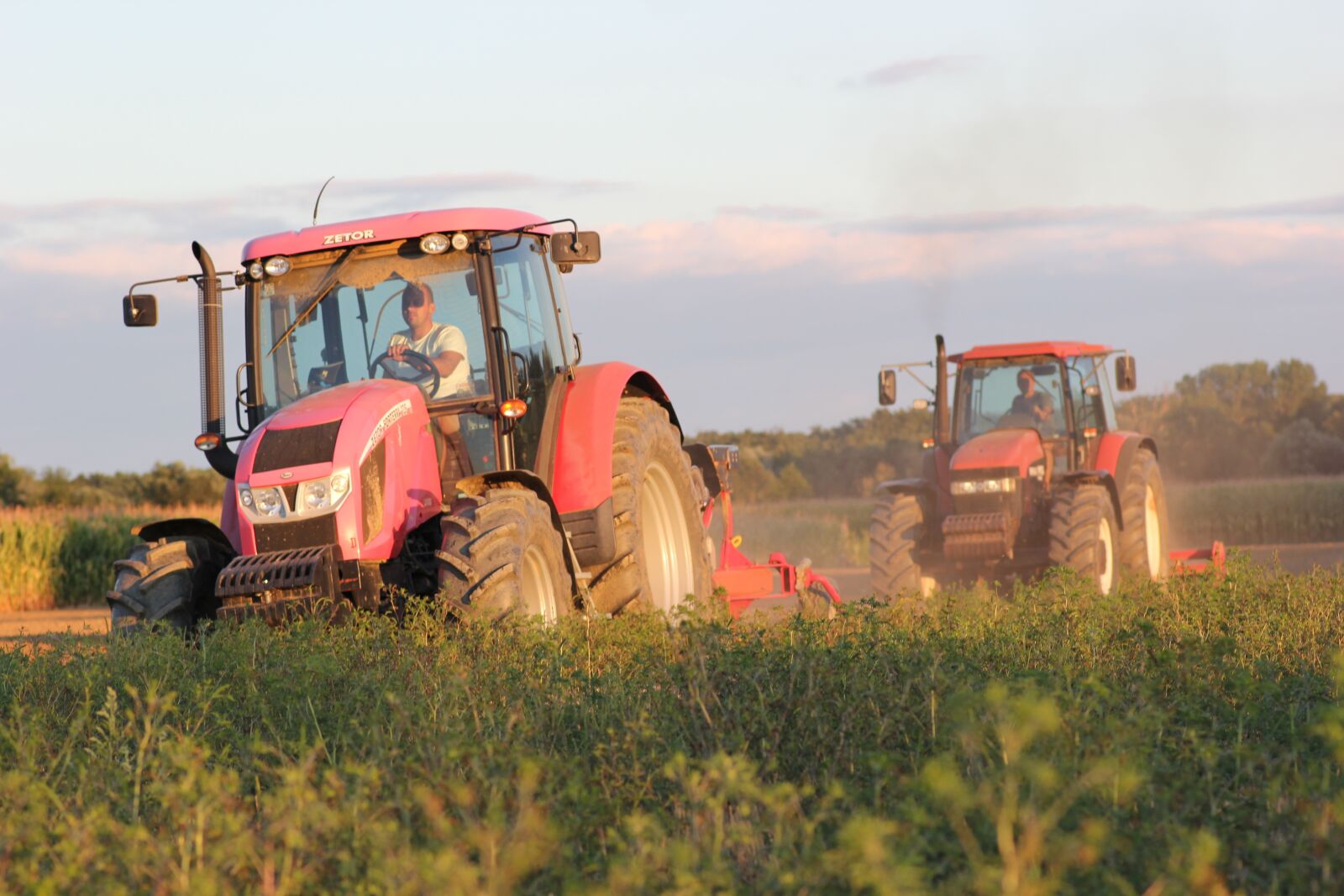 Canon EOS 550D (EOS Rebel T2i / EOS Kiss X4) sample photo. Tractors, machine, ploughing photography