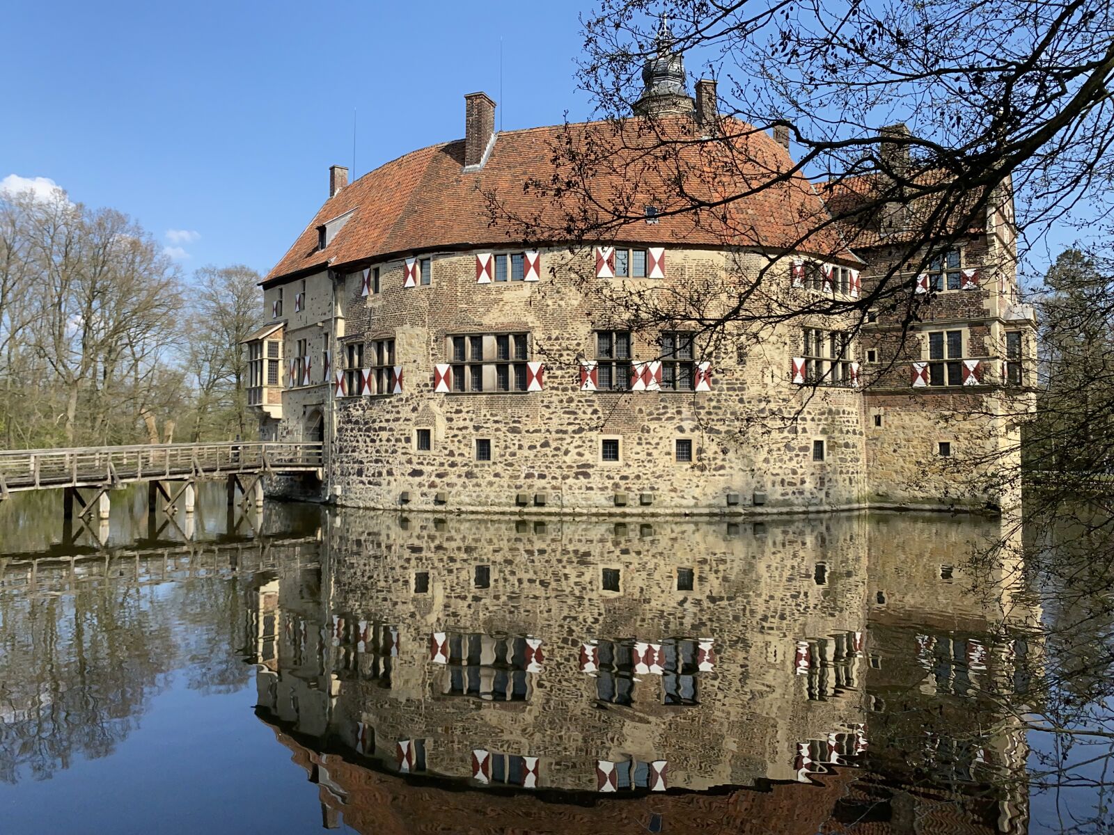 iPhone 11 Pro back camera 4.25mm f/1.8 sample photo. Castle, reflection, water photography