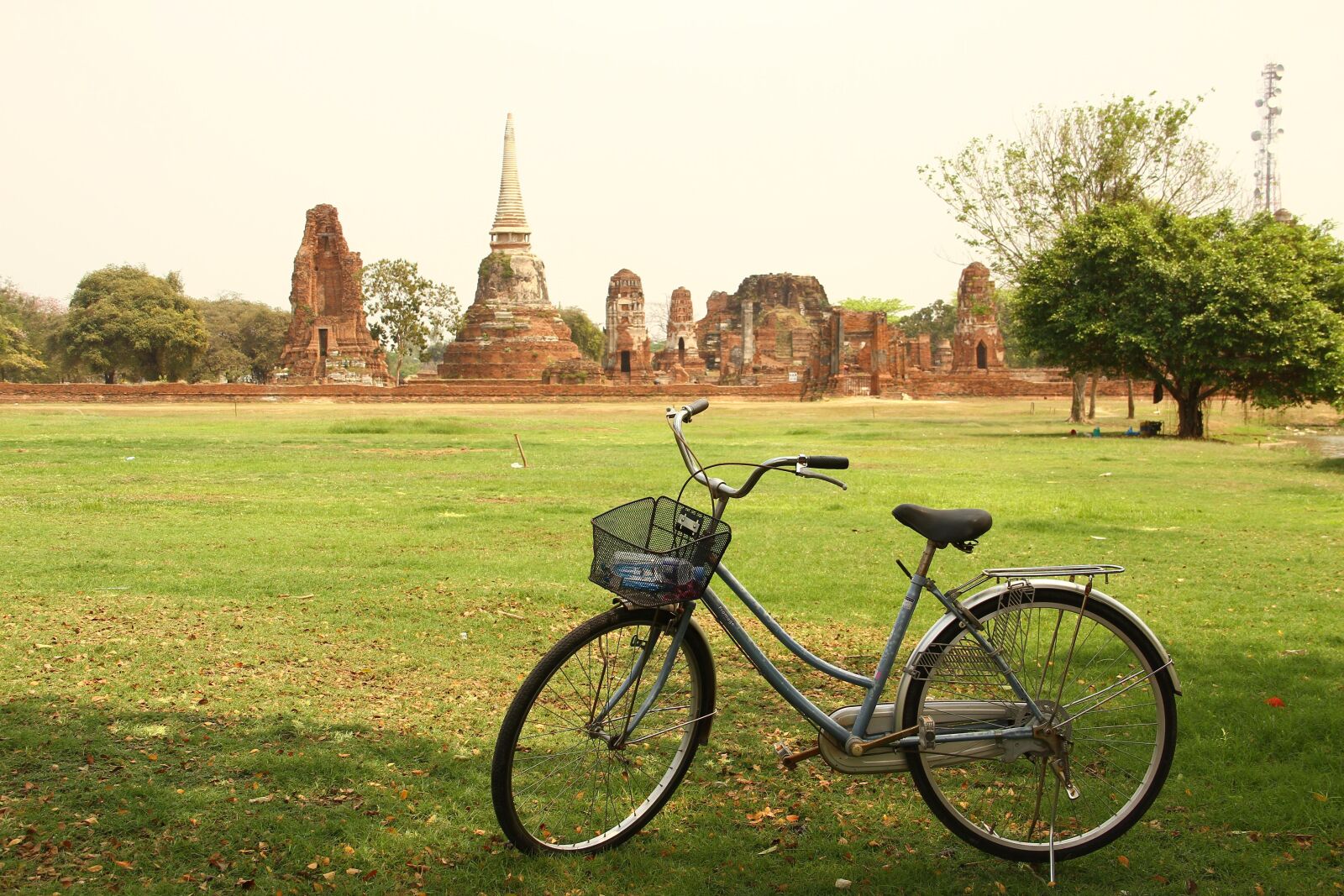 Canon EOS 7D + Canon EF-S 18-135mm F3.5-5.6 IS sample photo. Bike, temple, travel photography