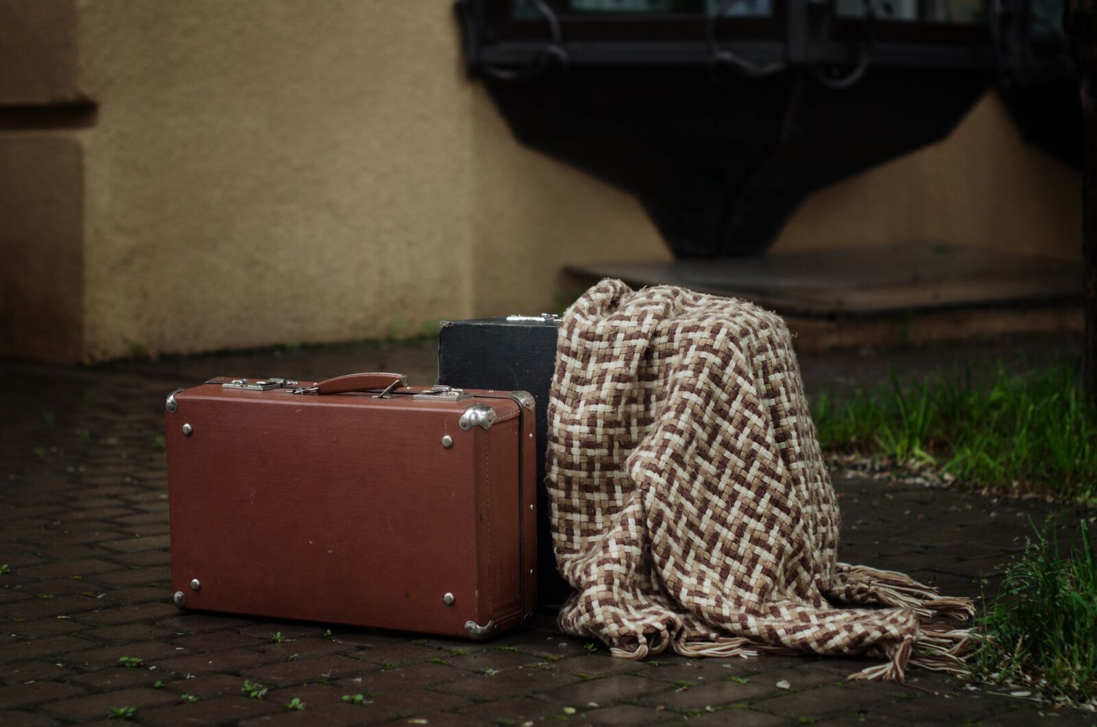 Nikon D5100 sample photo. Suitcase, rain, street photography