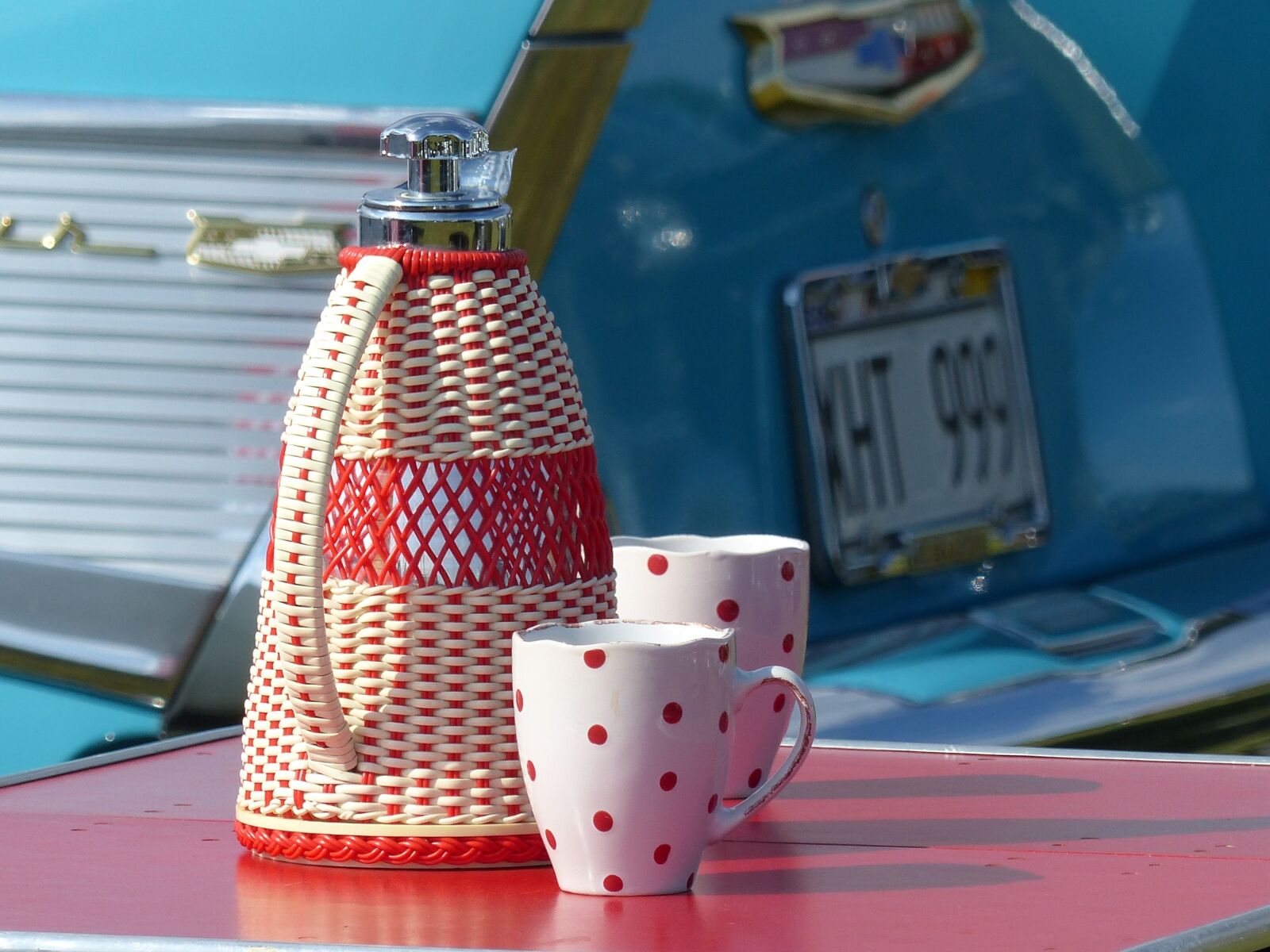 Panasonic Lumix DMC-FZ200 sample photo. Retro, thermos, mugs photography