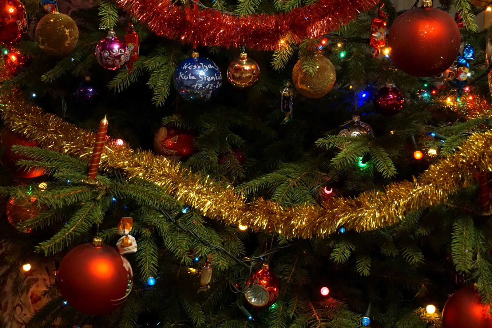 Sony E 16-50mm F3.5-5.6 PZ OSS sample photo. Red, chirstmas, tree, ball photography