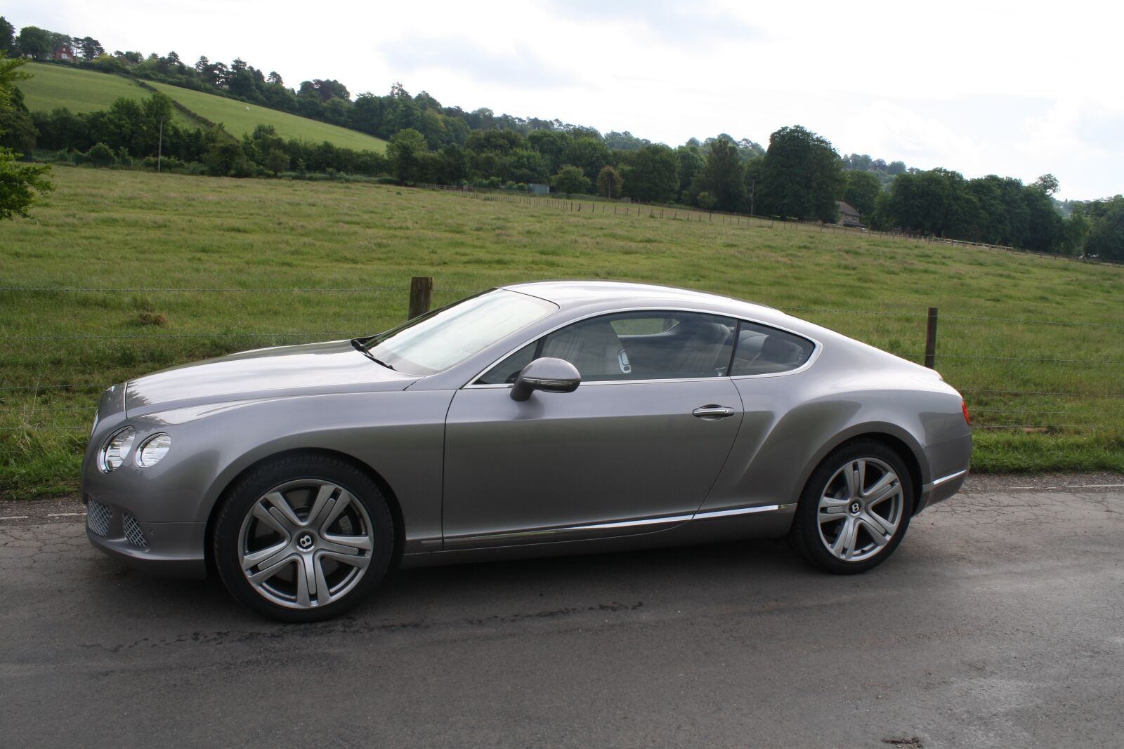 Canon EOS 1000D (EOS Digital Rebel XS / EOS Kiss F) sample photo. Car, bentley, continental photography