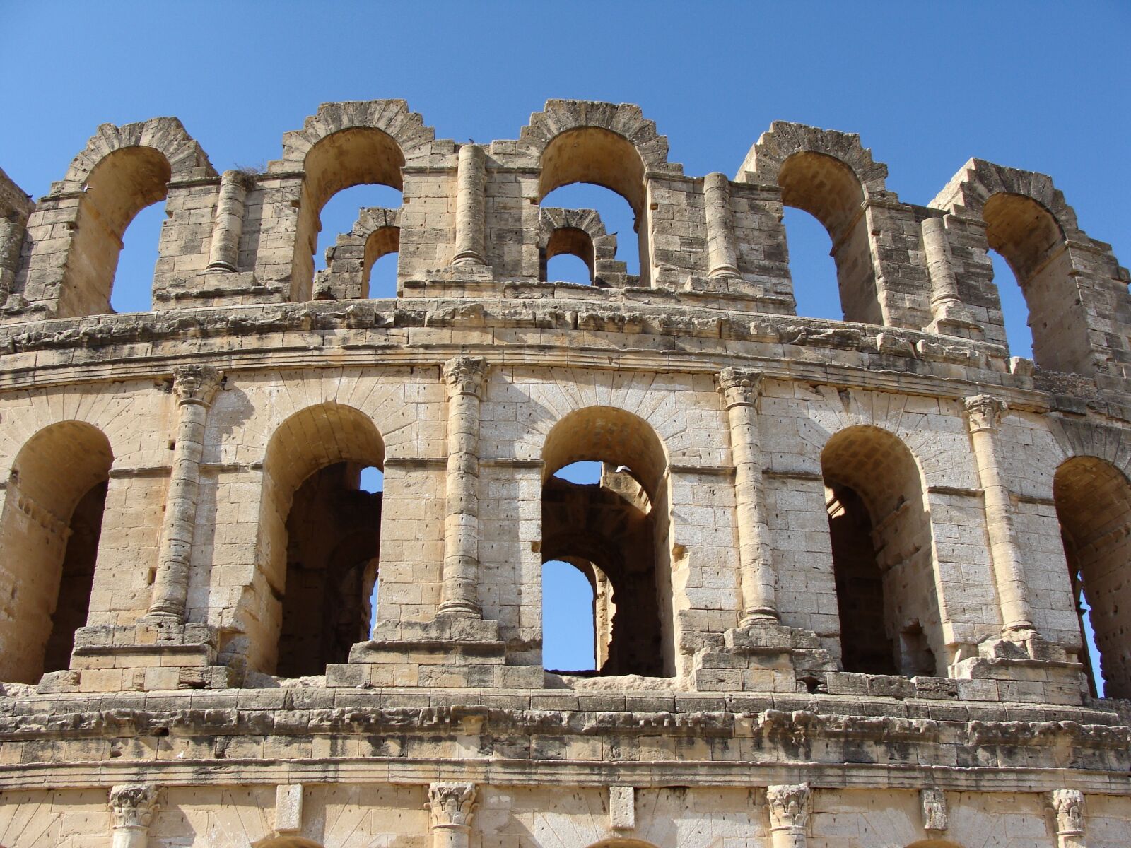 Sony Cyber-shot DSC-H10 sample photo. Roman ruins, amphitheatre, architecture photography