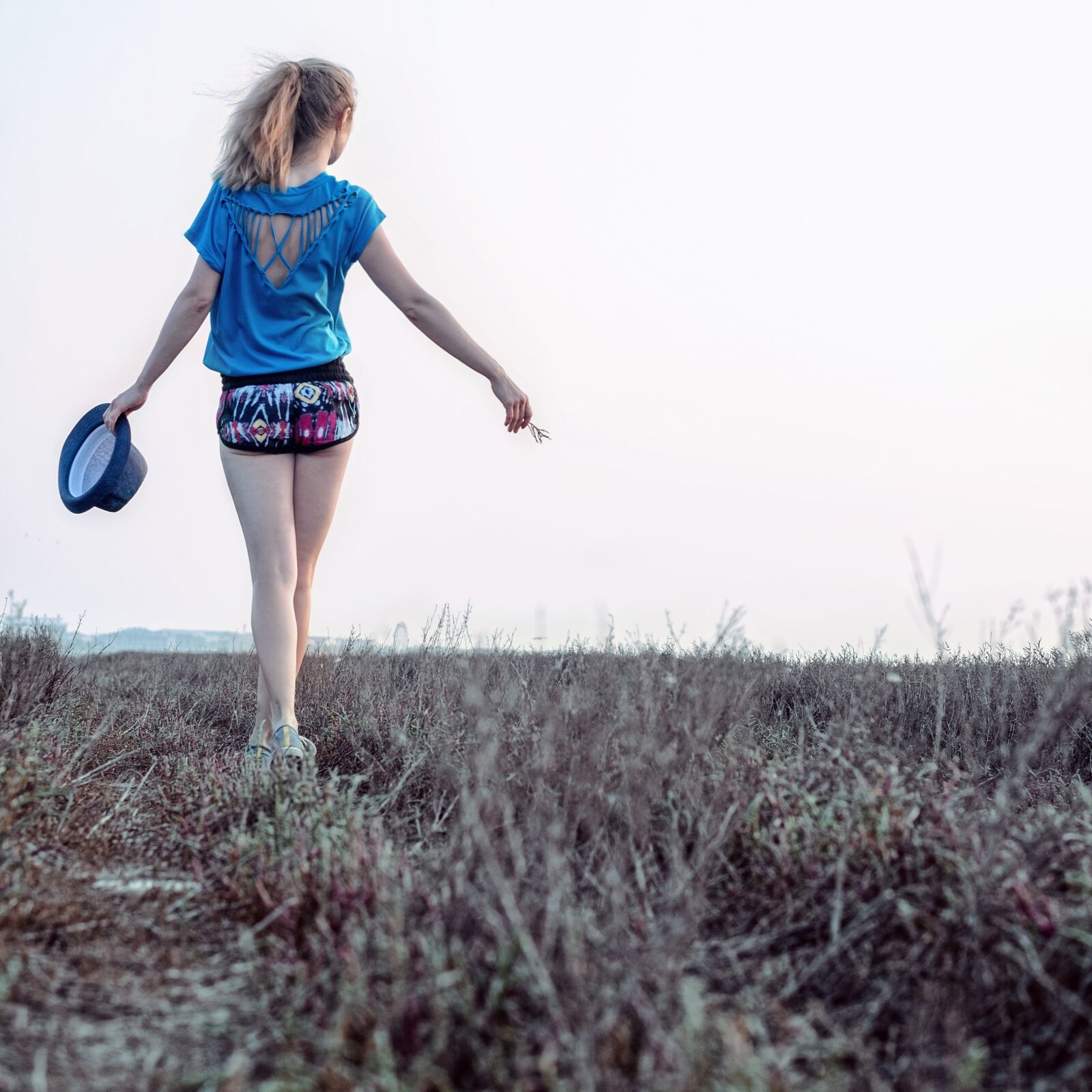 Fujifilm X-E1 + Fujifilm XF 35mm F1.4 R sample photo. Summer, girl, gait photography