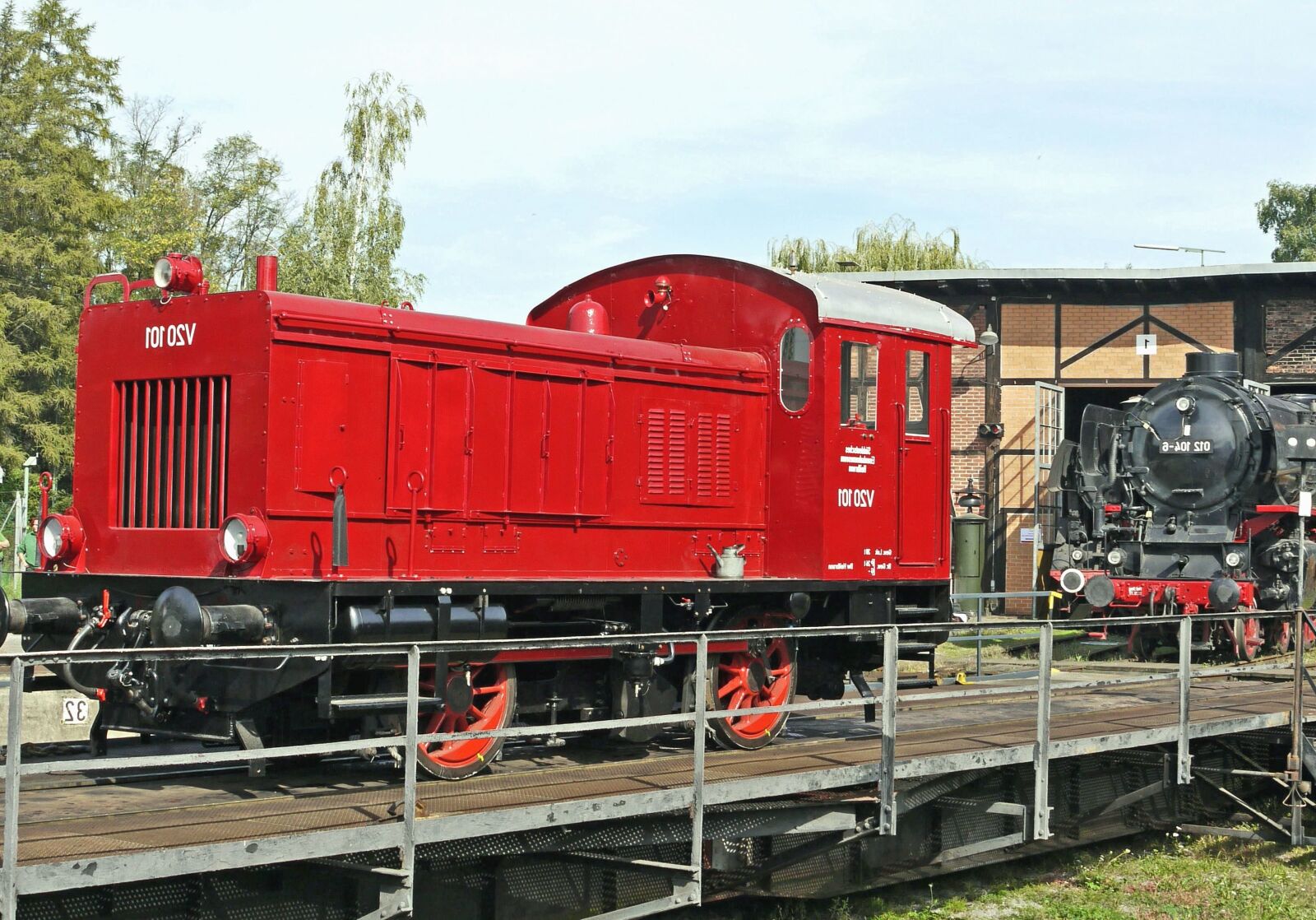 Panasonic Lumix DMC-G1 sample photo. Locomotive, train, platform, fence photography